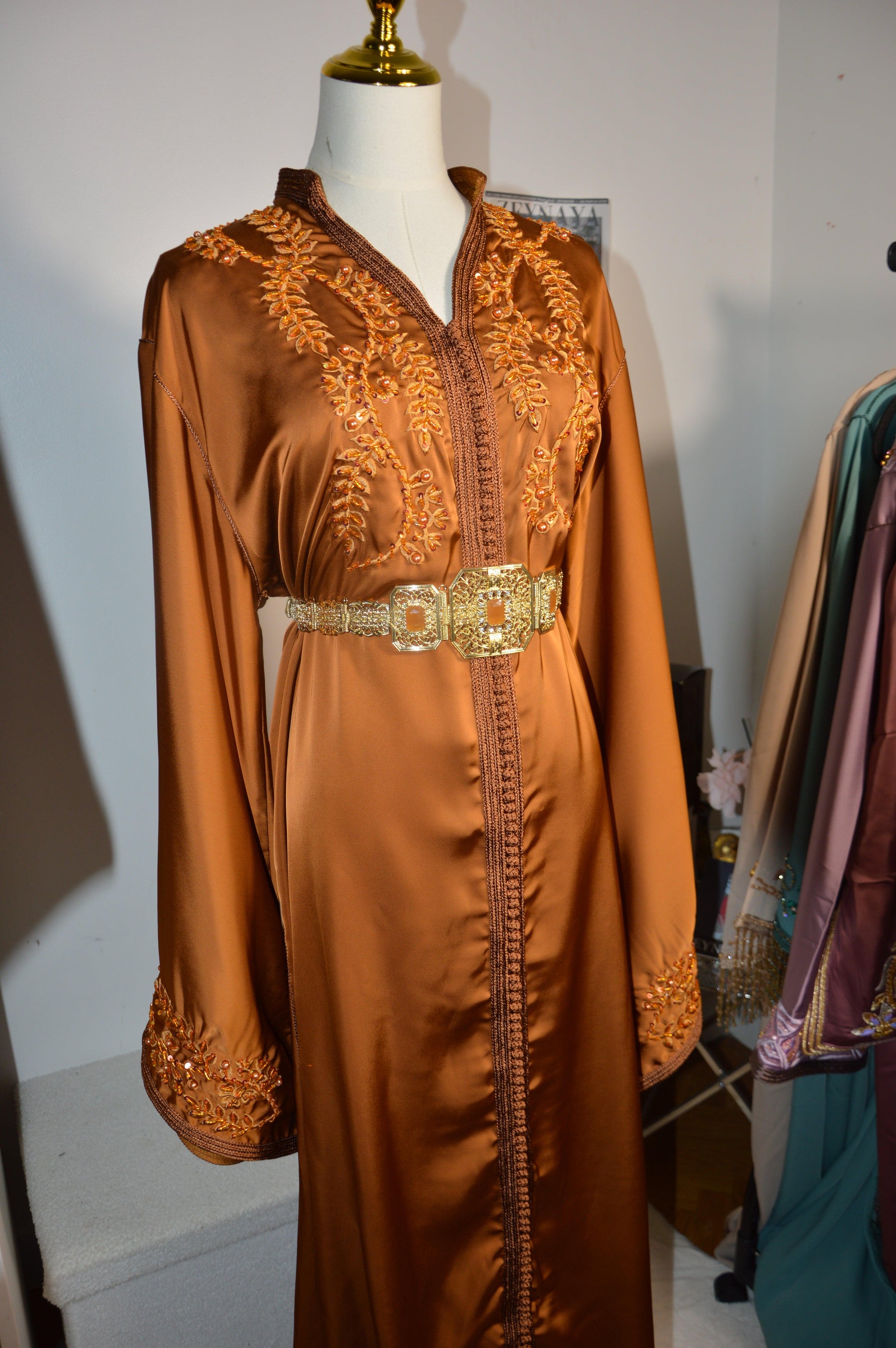 Caftan moutarde or brodé marocain - Vue de profil