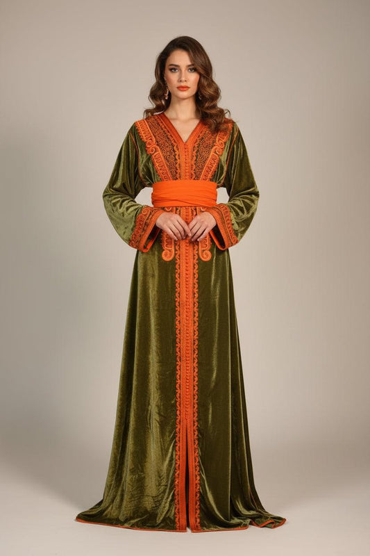Caftan velours vert émeraude avec broderies orange dorées - vue de face - ZEYNAYA PRESTIGE
