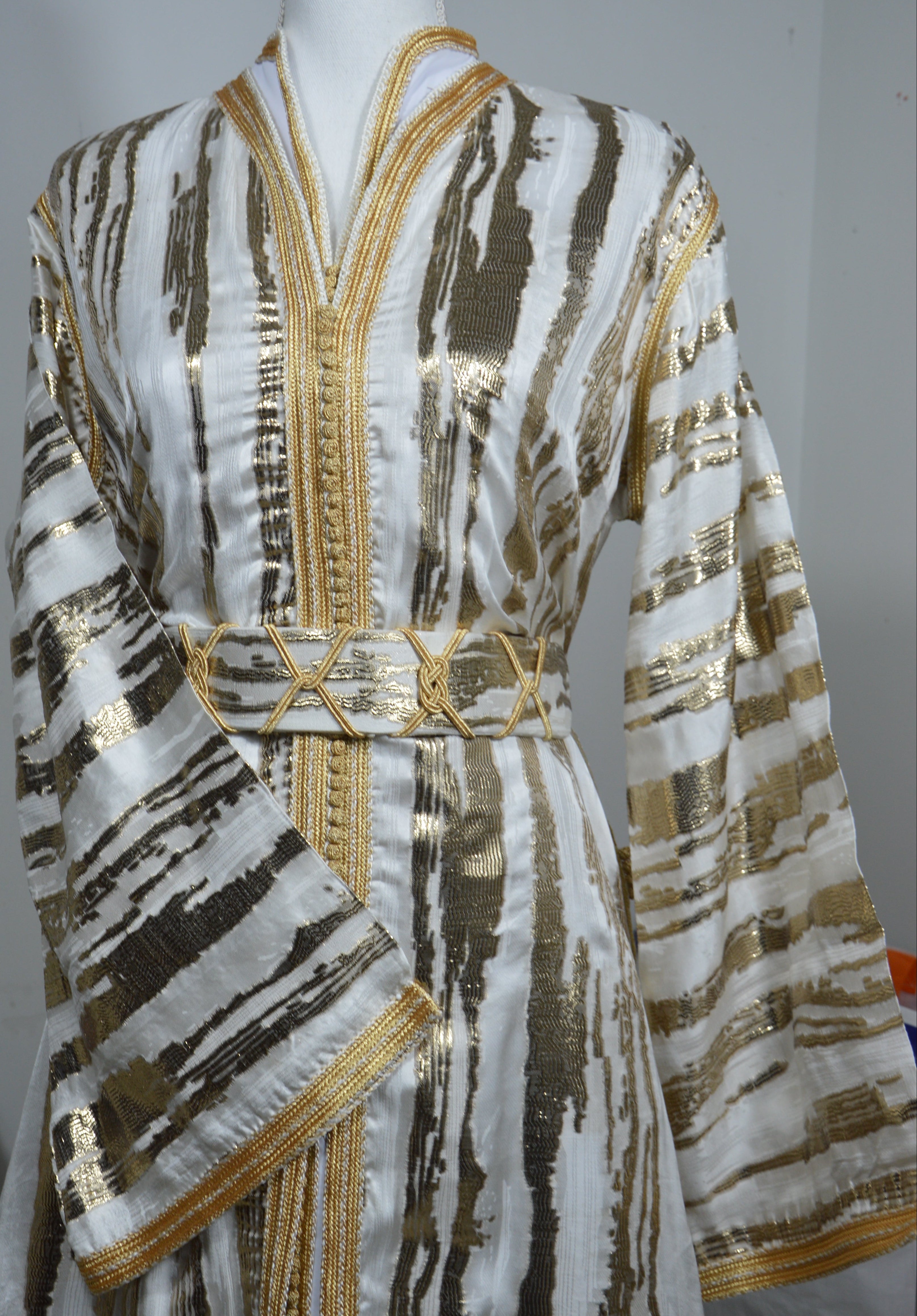 Takchita Royale Blanche – Pureté & Raffinement