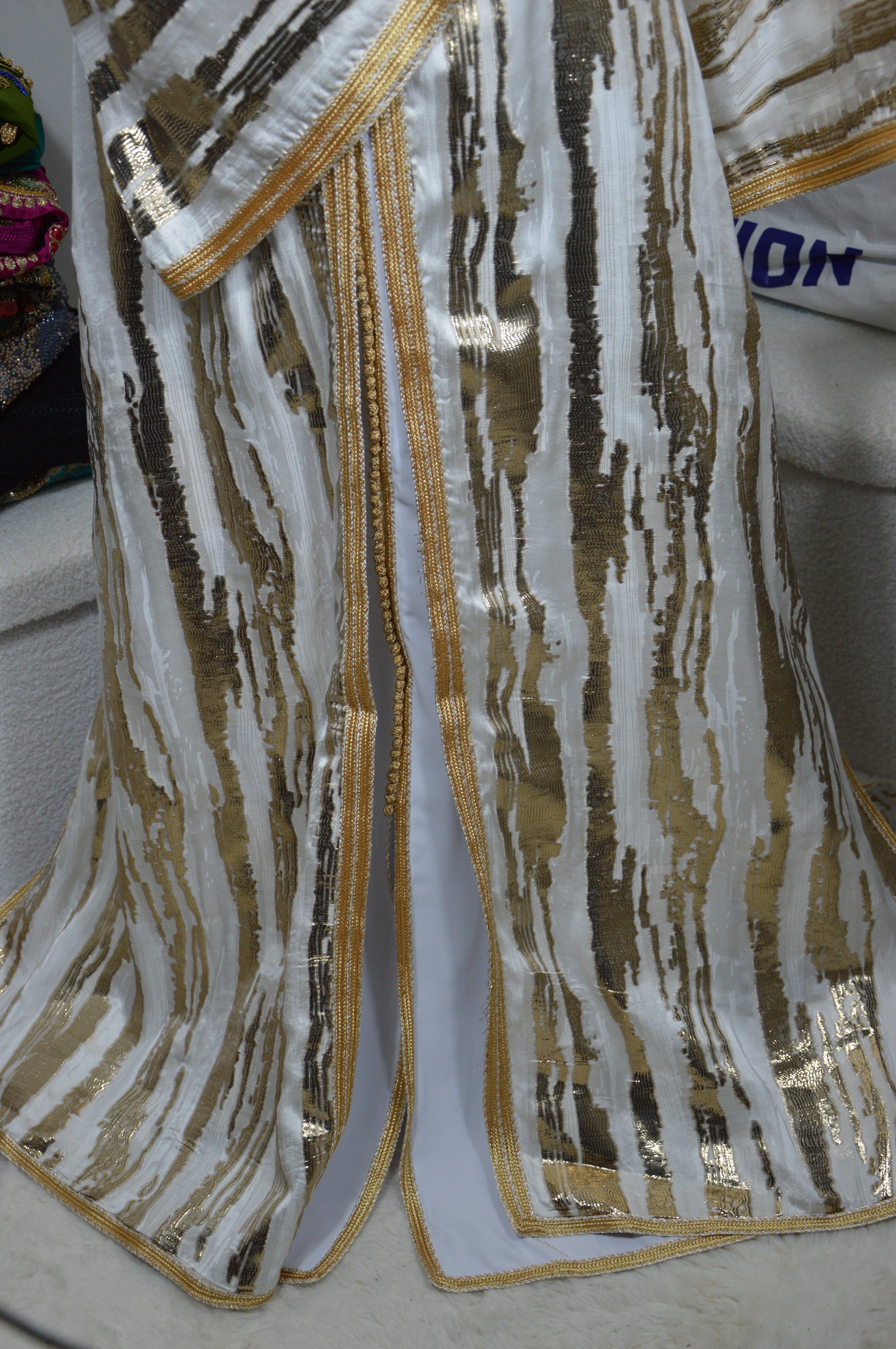 Takchita Royale Blanche – Pureté & Raffinement