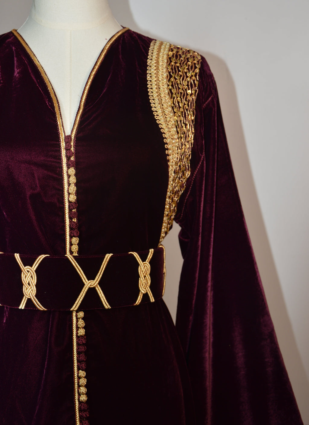 Caftan velours bordeaux brodé or - détails broderies or et ceinture - Luxe marocain ZEYNAYA