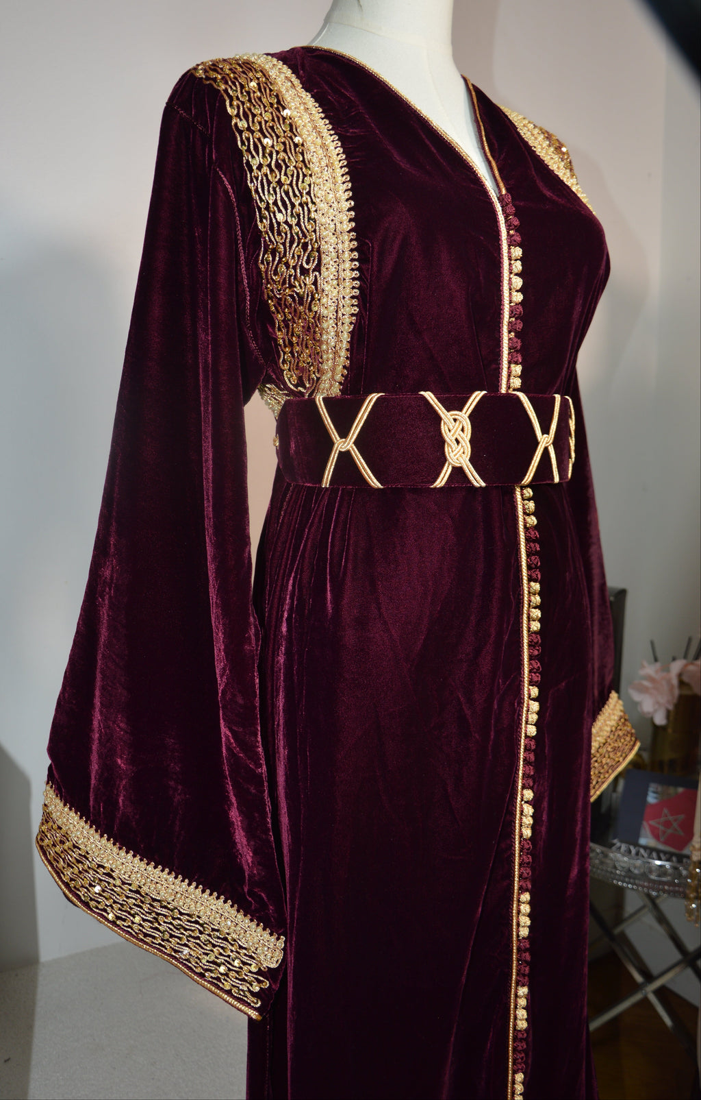 Caftan velours bordeaux brodé or - Vue de profil - Luxe marocain ZEYNAYA