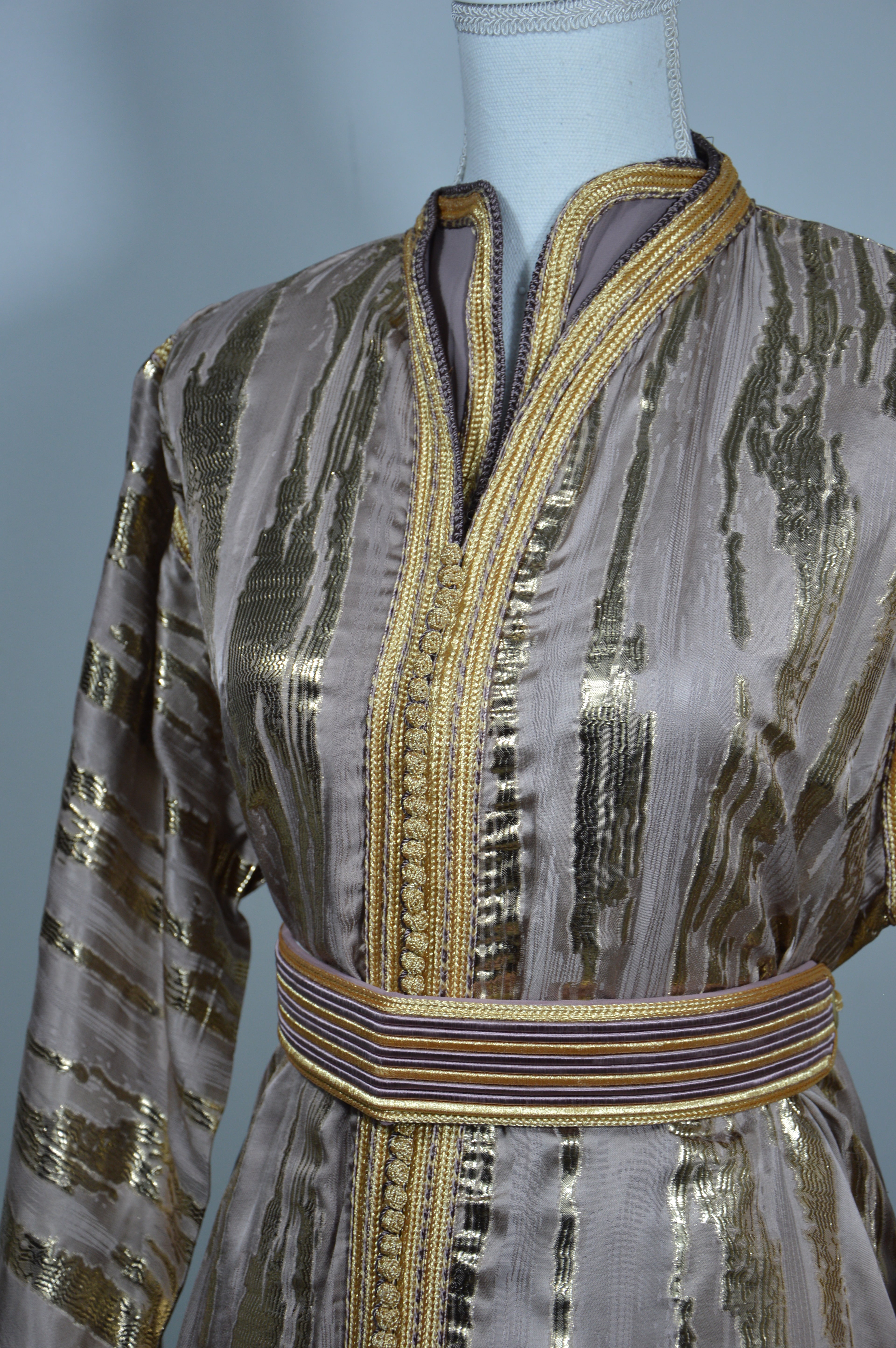 Takchita Royale Dorée – Élégance & Lumière