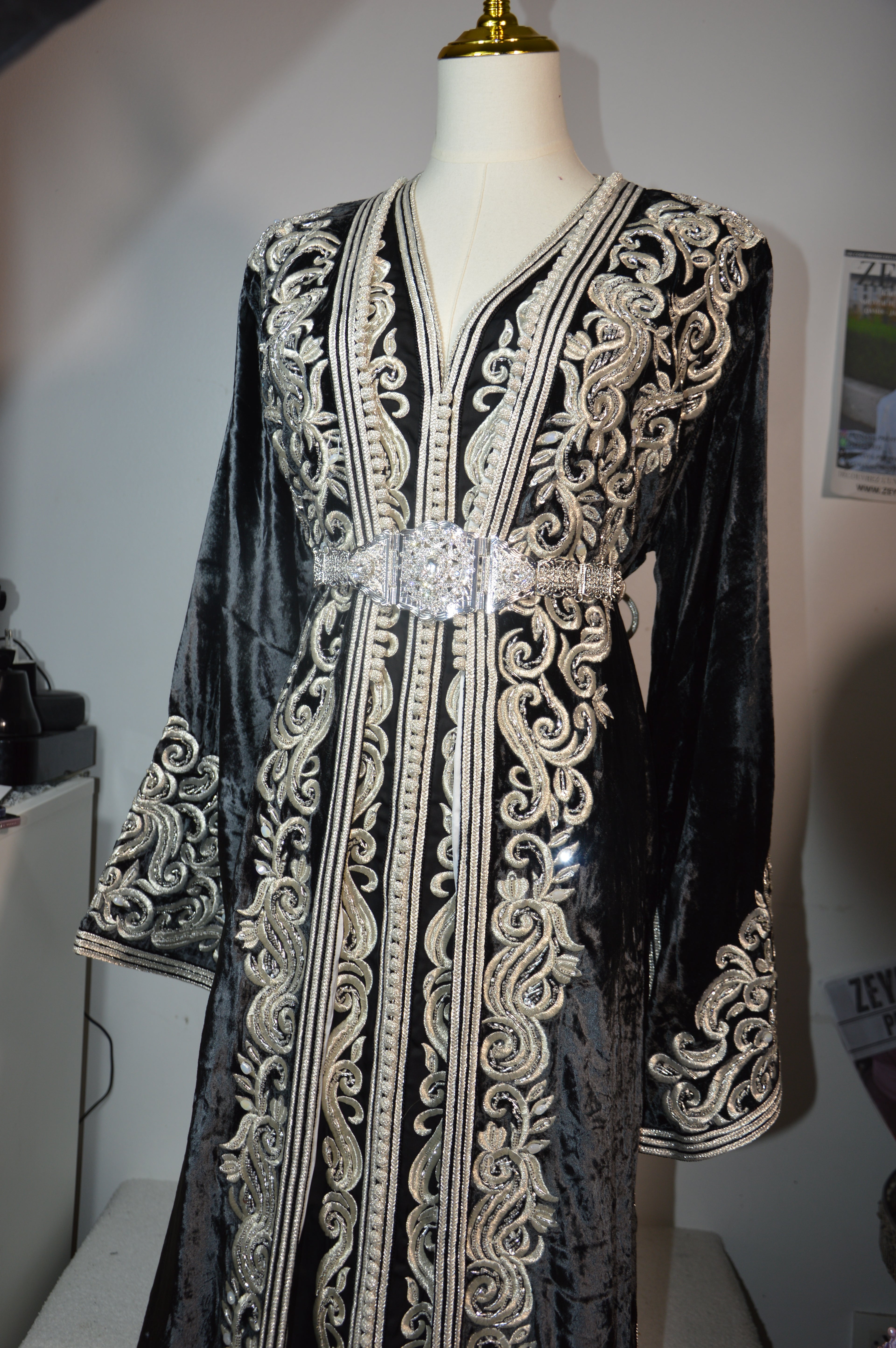 Détail broderies takchita velours marocaine - Finitions luxueuses