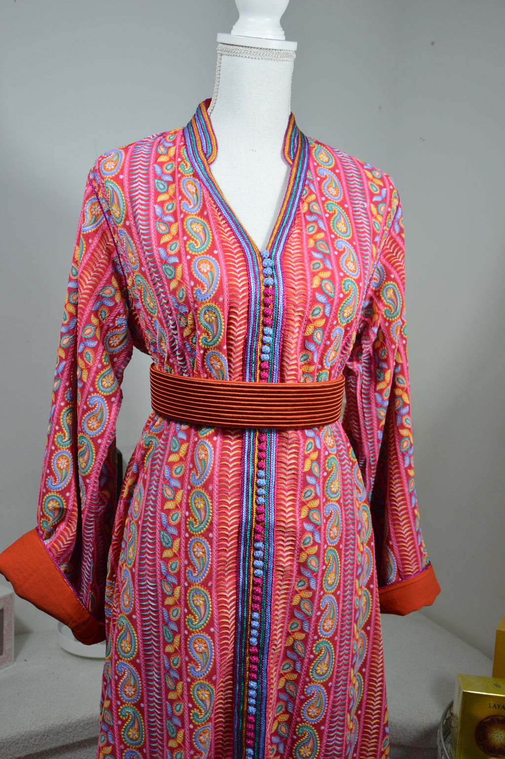 CAFTAN SARI ROSE & ORANGÉ – MOTIFS CACHEMIRE