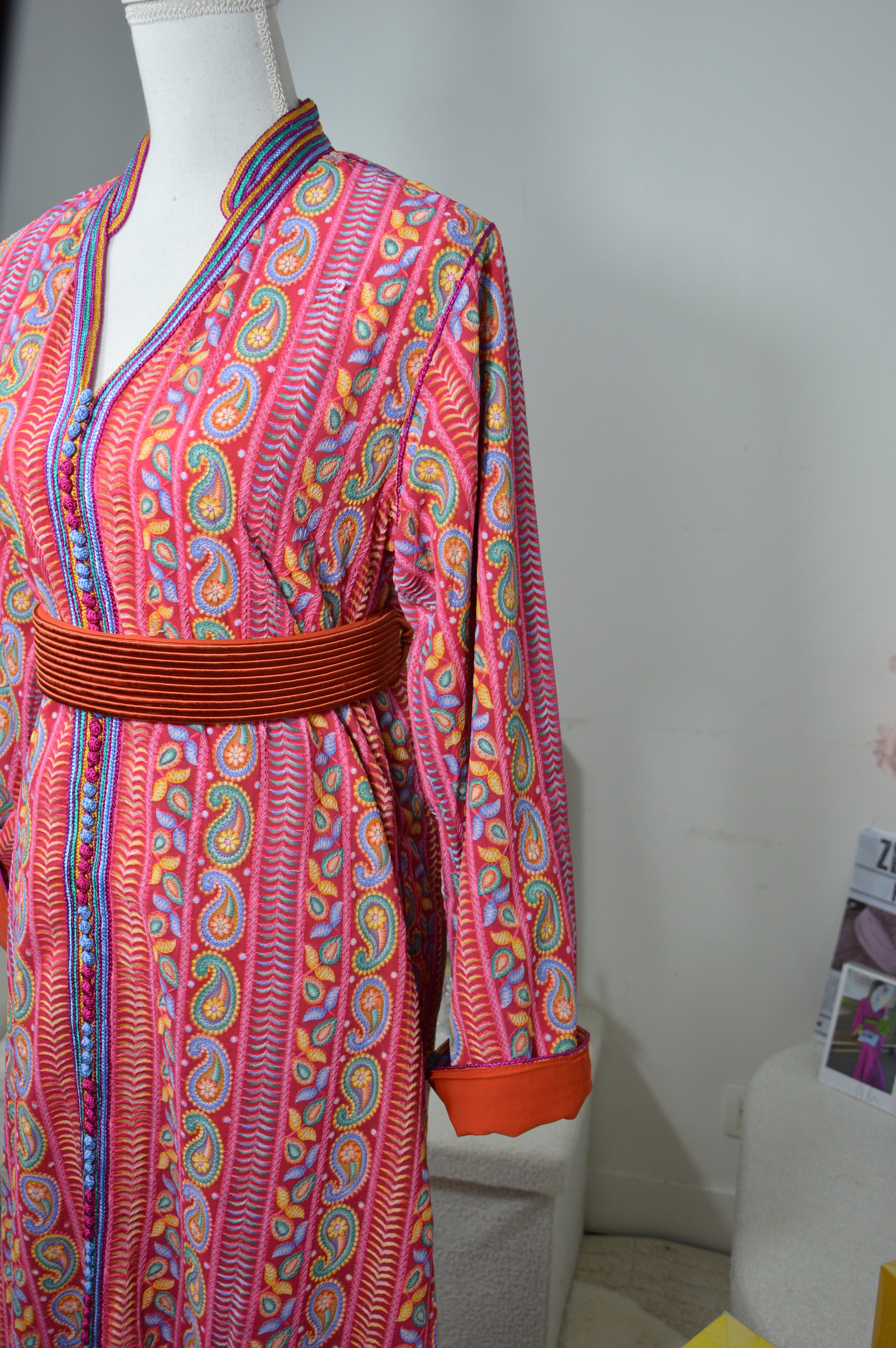 CAFTAN SARI ROSE & ORANGÉ – MOTIFS CACHEMIRE
