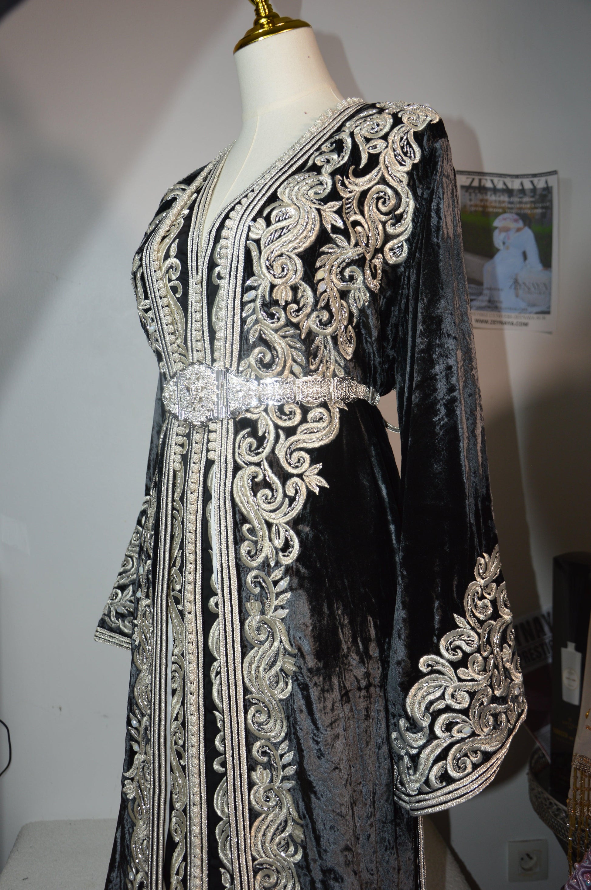 Takchita haute couture velours - Détail manches et ornements
