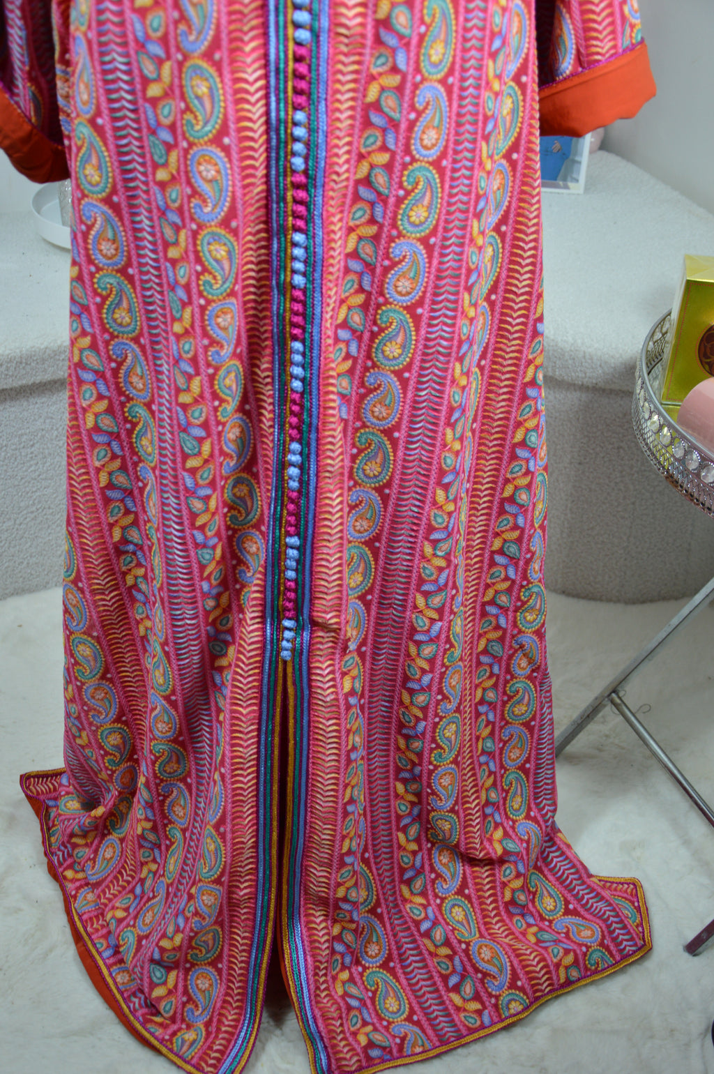 CAFTAN SARI ROSE & ORANGÉ – MOTIFS CACHEMIRE