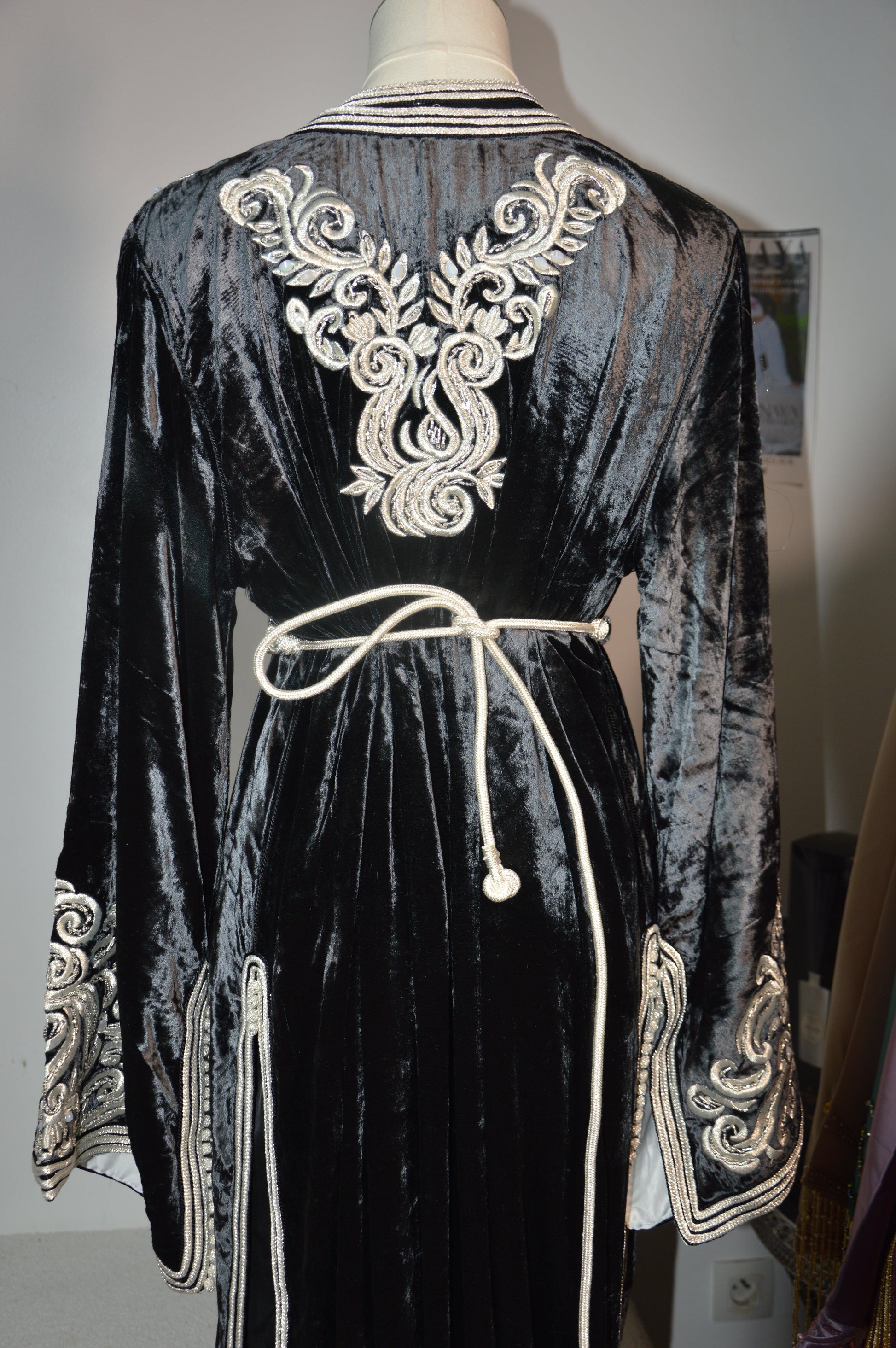 Takchita haute couture velours - Détail dos et doublure satin blanche