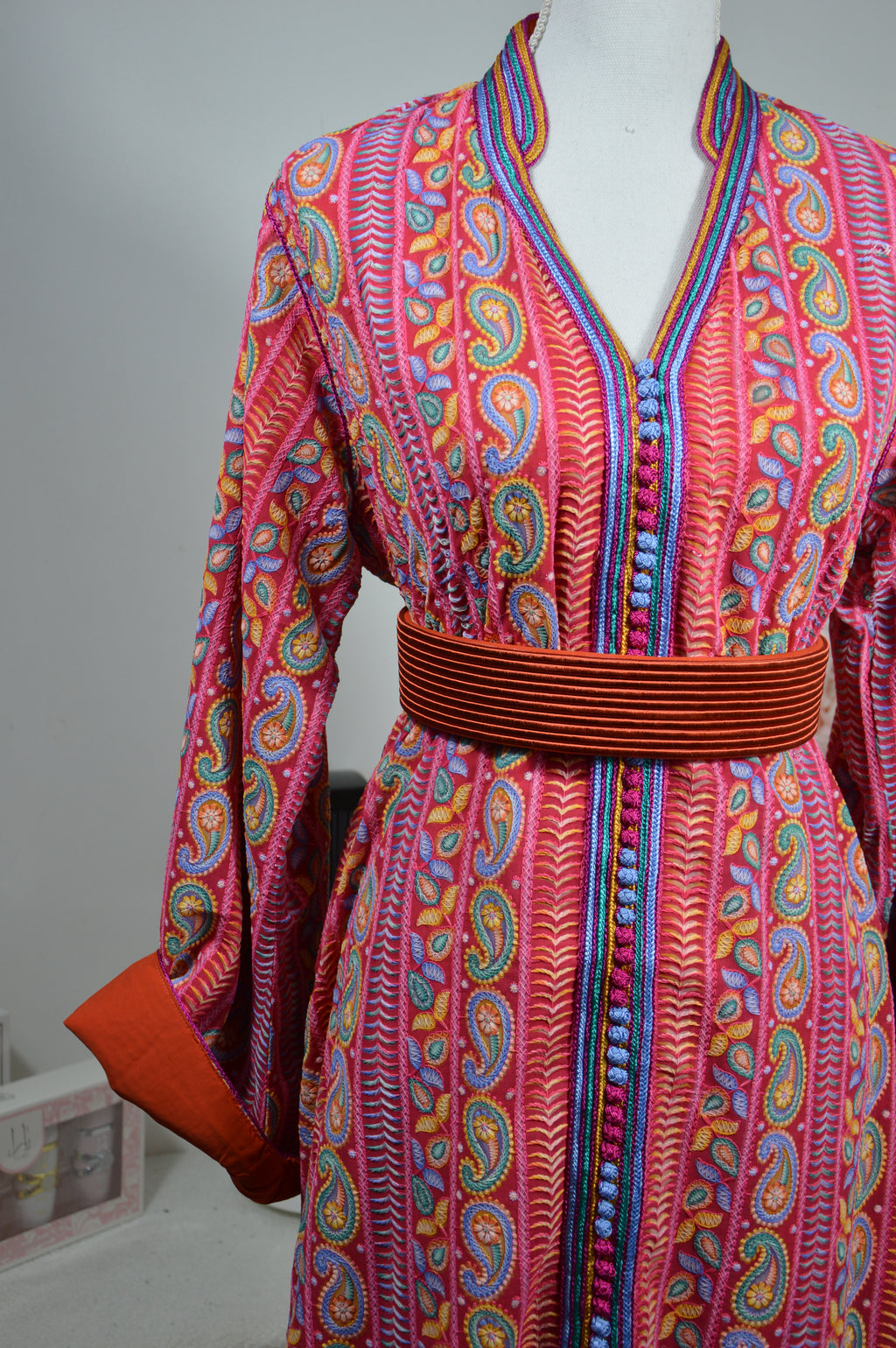 CAFTAN SARI ROSE & ORANGÉ – MOTIFS CACHEMIRE