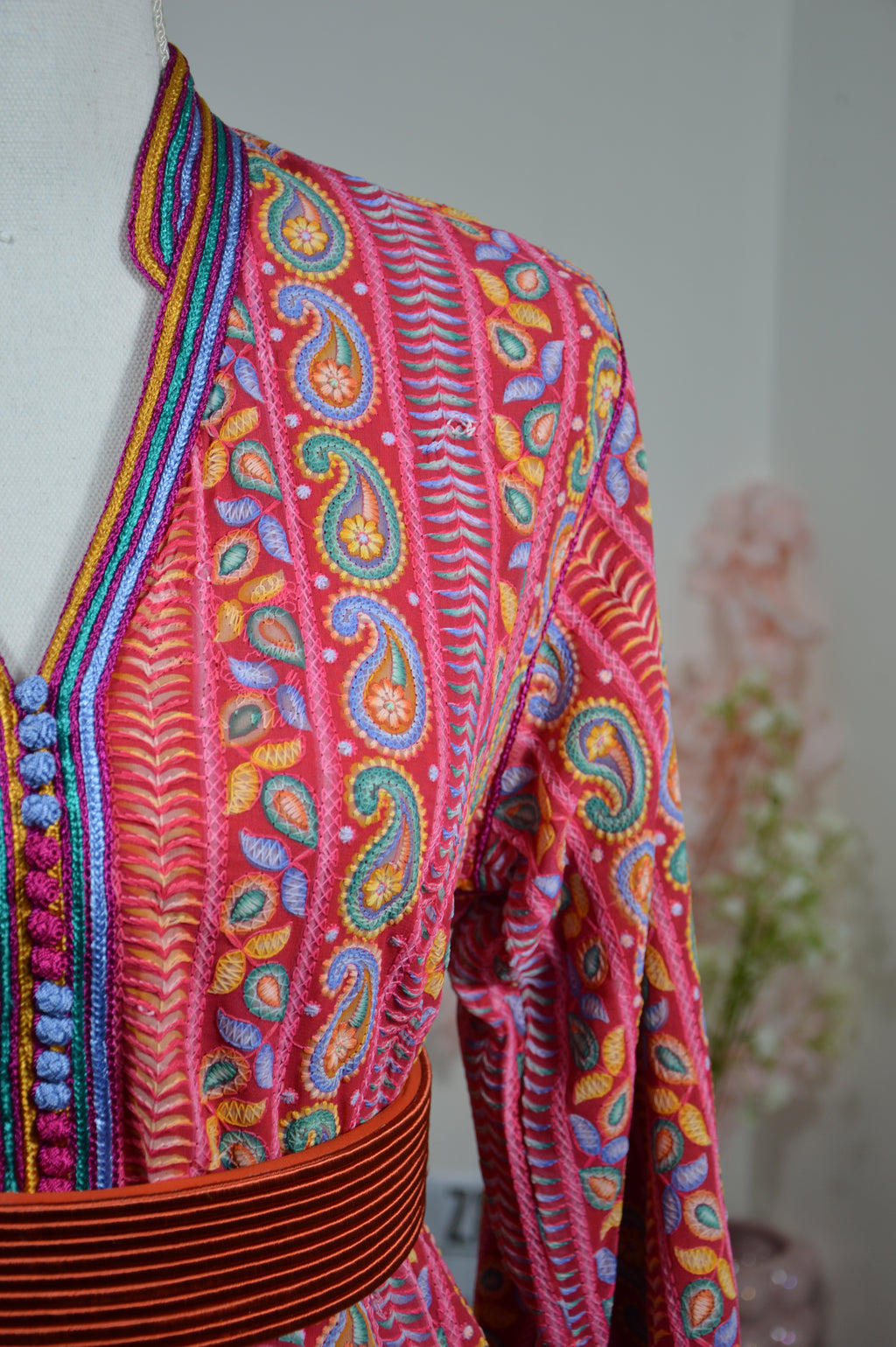 CAFTAN SARI ROSE & ORANGÉ – MOTIFS CACHEMIRE