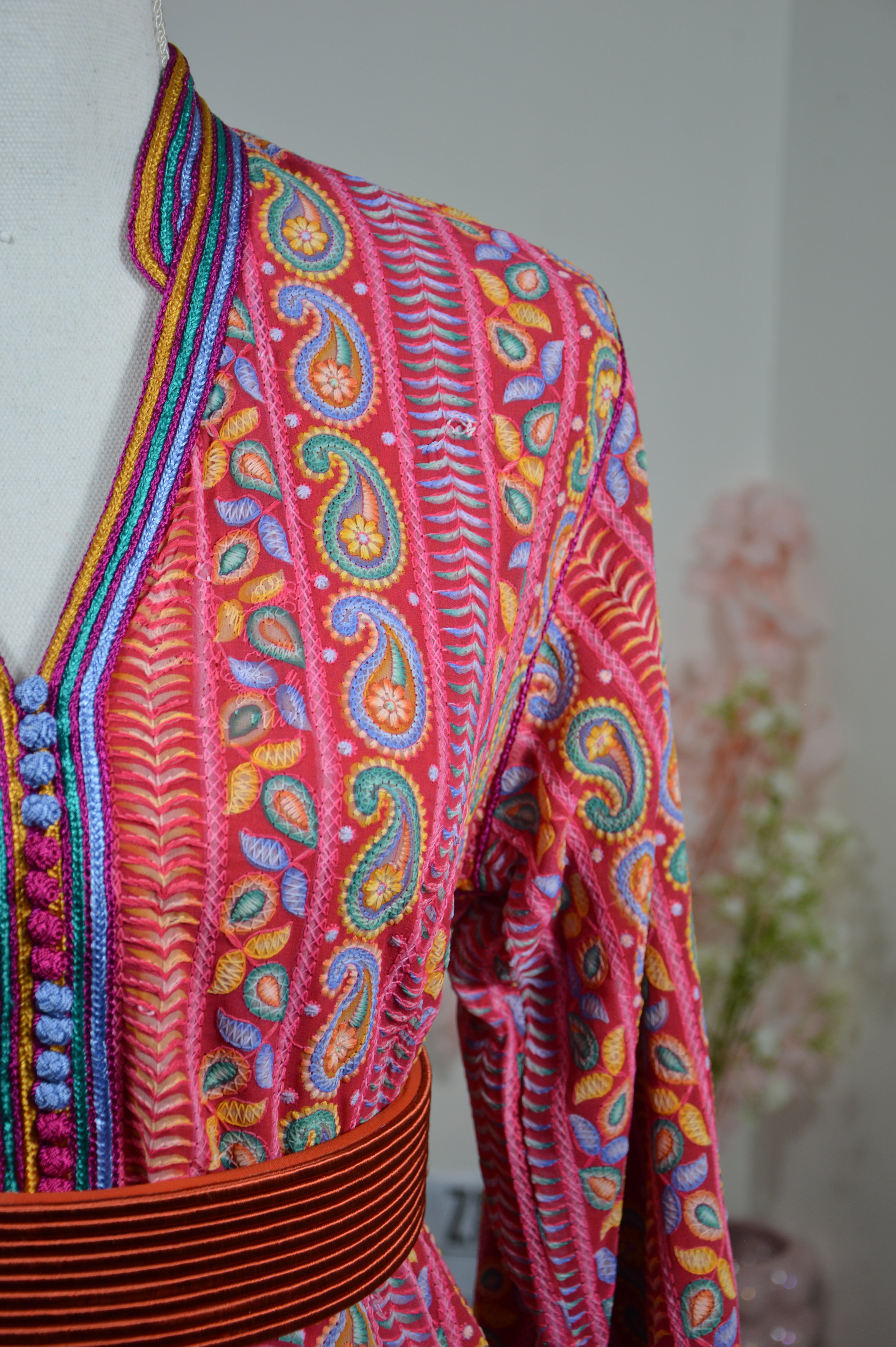 CAFTAN SARI ROSE & ORANGÉ – MOTIFS CACHEMIRE