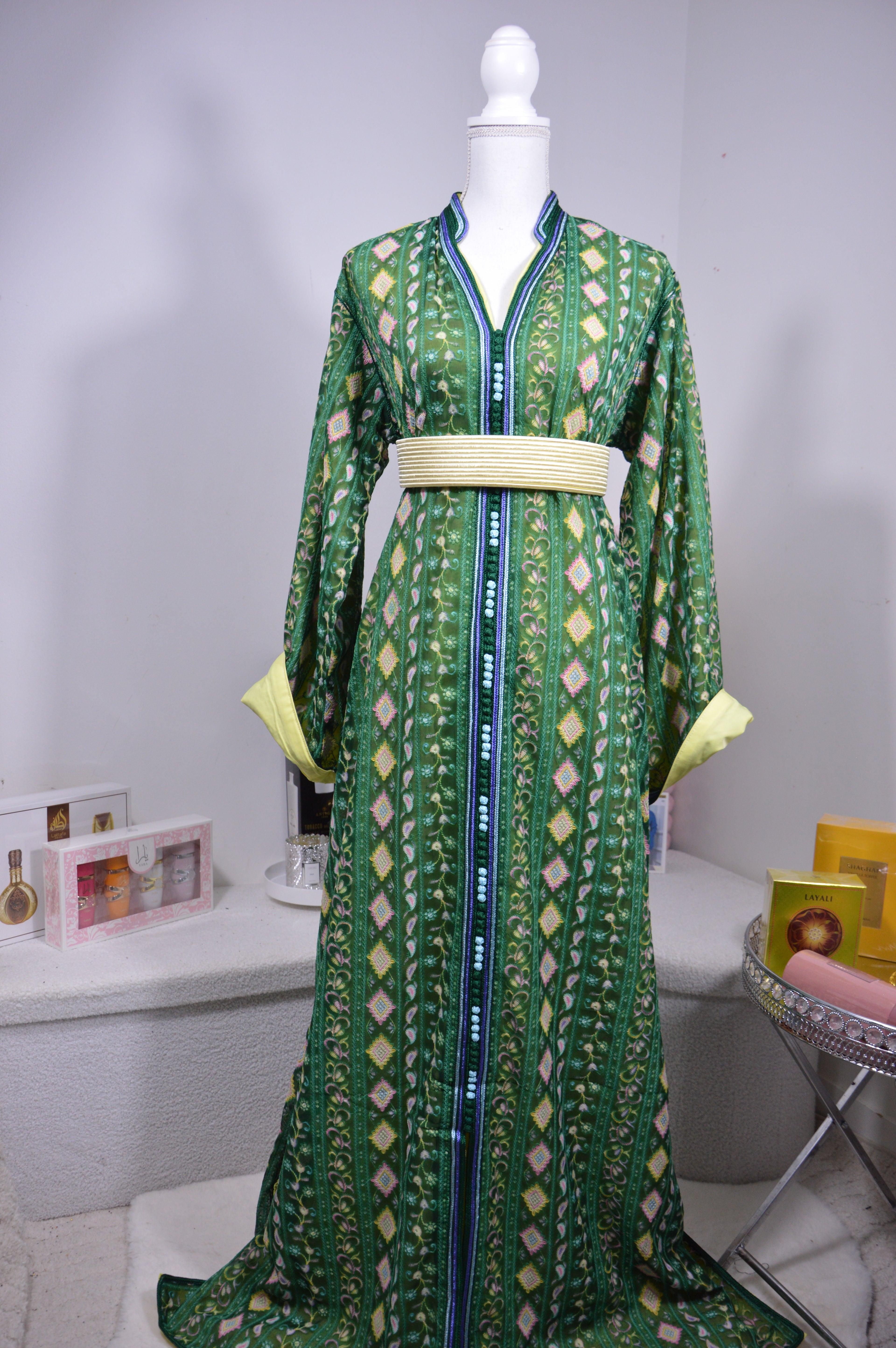 CAFTAN SARI VERT ÉMERAUDE – MOTIFS GÉOMÉTRIQUES & FLEURIS
