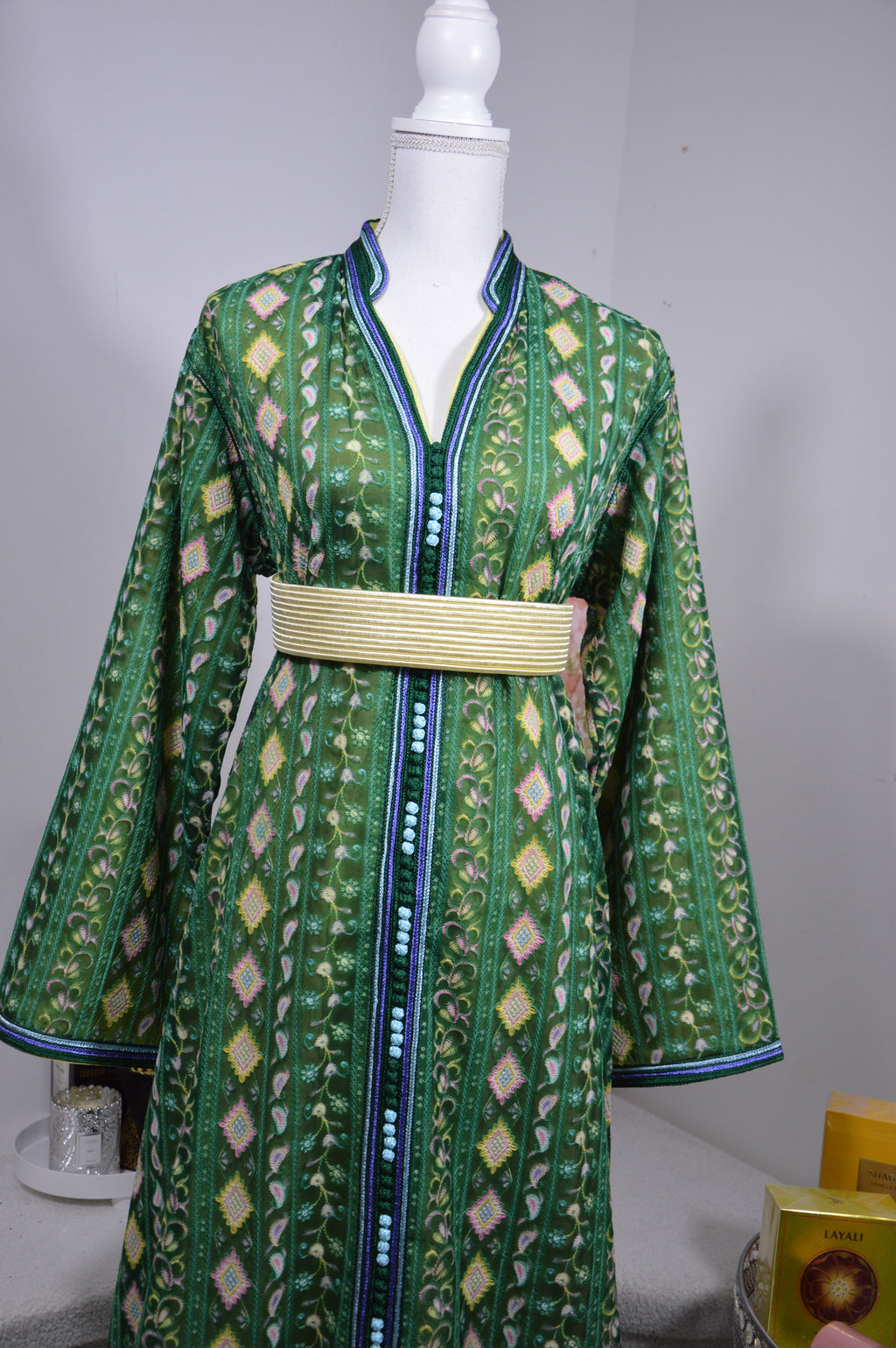 CAFTAN SARI VERT ÉMERAUDE – MOTIFS GÉOMÉTRIQUES & FLEURIS