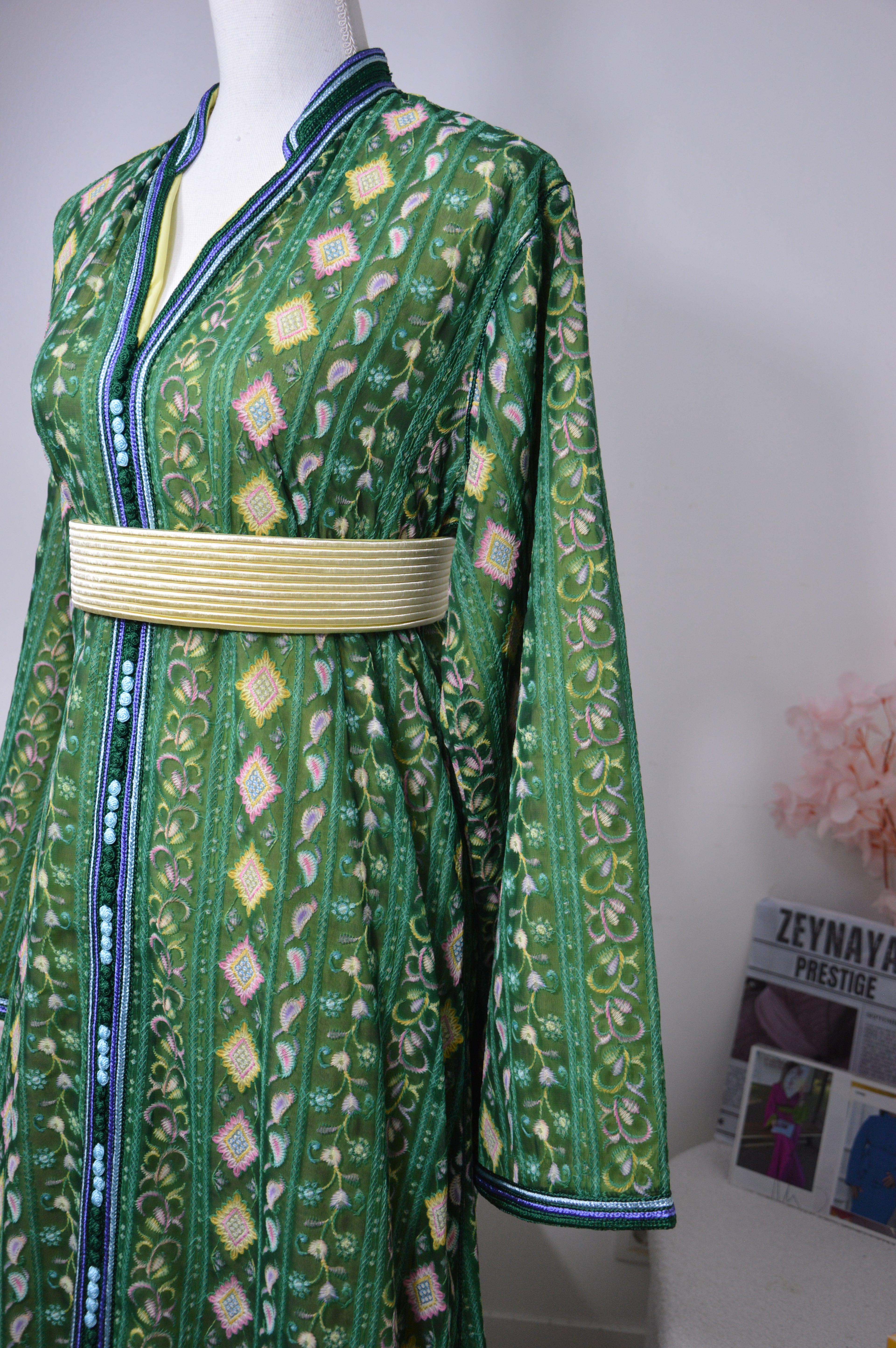 CAFTAN SARI VERT ÉMERAUDE – MOTIFS GÉOMÉTRIQUES & FLEURIS