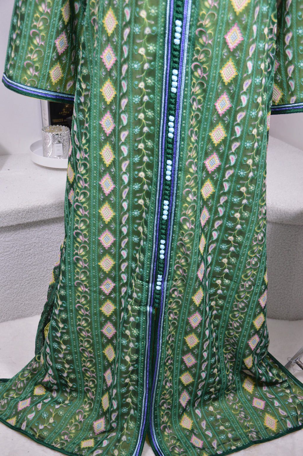 CAFTAN SARI VERT ÉMERAUDE – MOTIFS GÉOMÉTRIQUES & FLEURIS