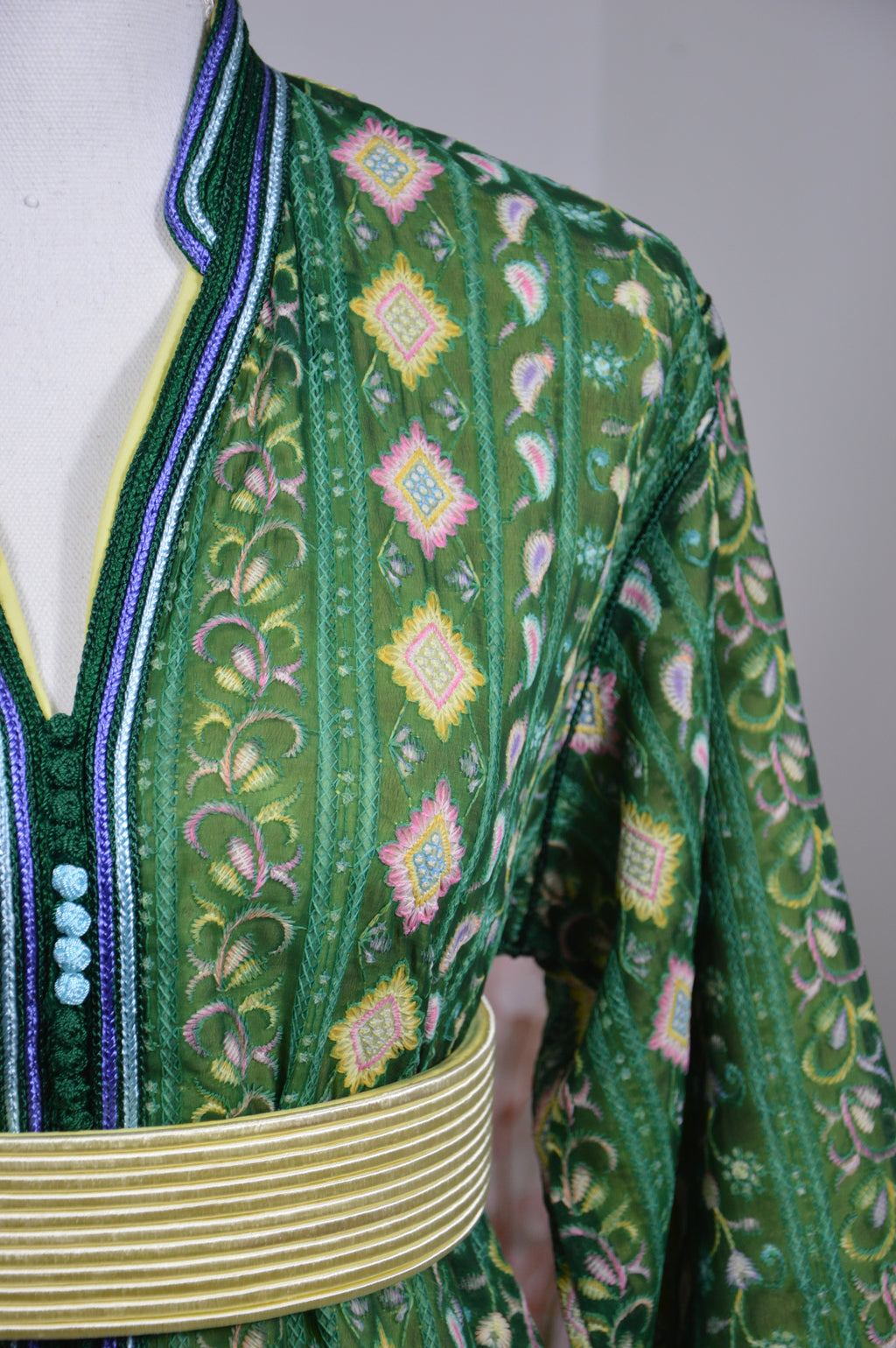 CAFTAN SARI VERT ÉMERAUDE – MOTIFS GÉOMÉTRIQUES & FLEURIS