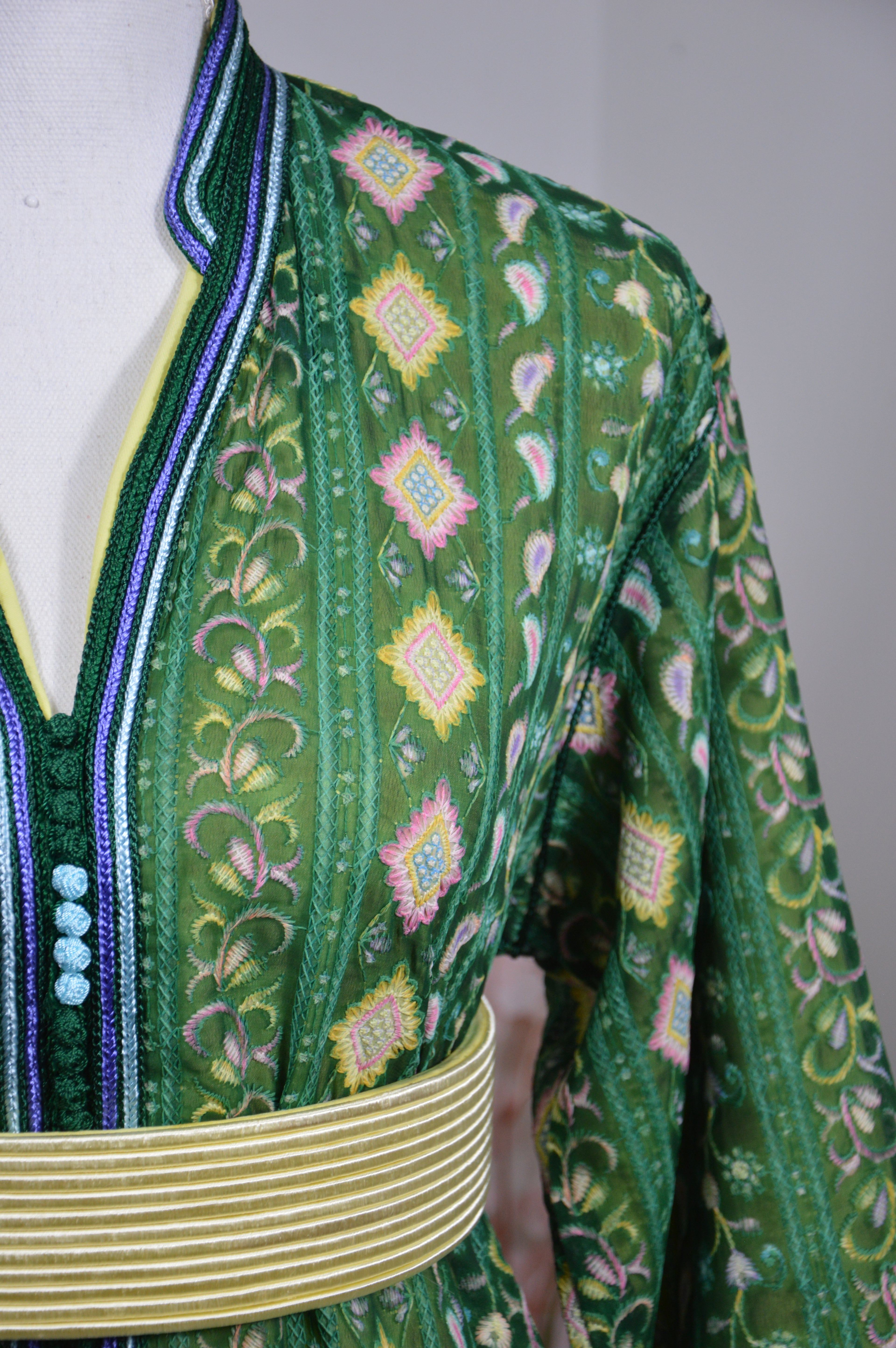 CAFTAN SARI VERT ÉMERAUDE – MOTIFS GÉOMÉTRIQUES & FLEURIS
