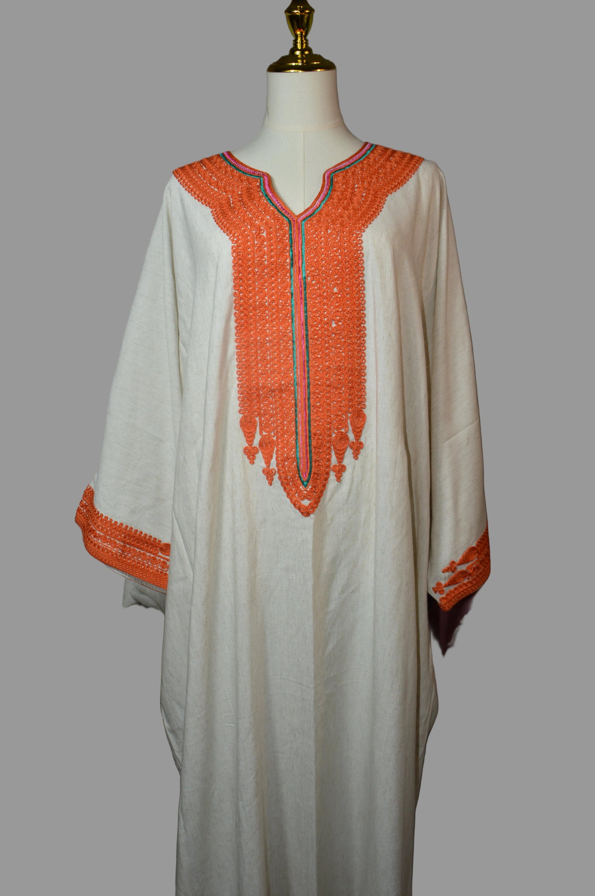 Gandoura farasha marocaine - Vue de face zoom sur broderie