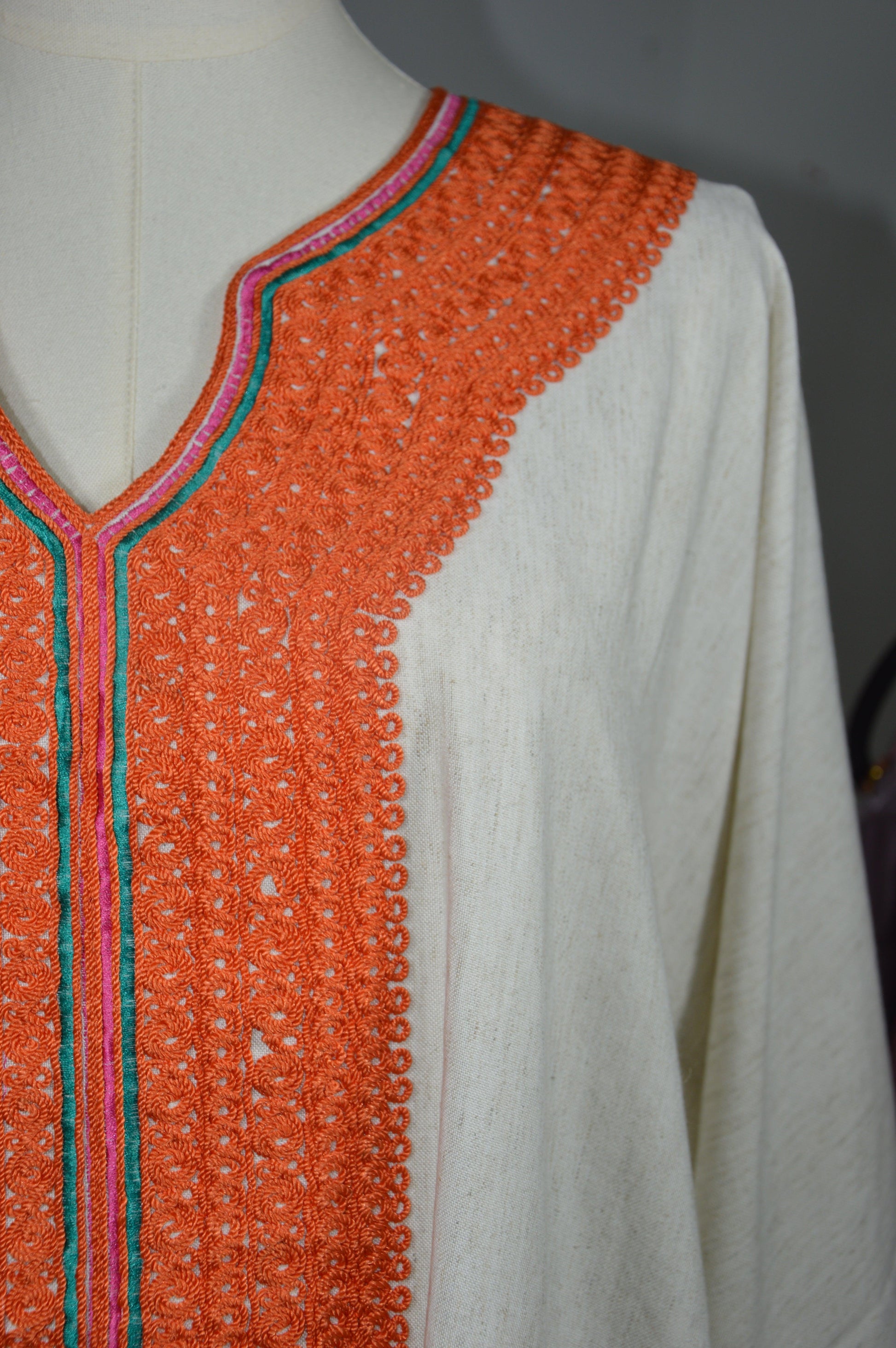 Gandoura farasha marocaine - détails broderie orange