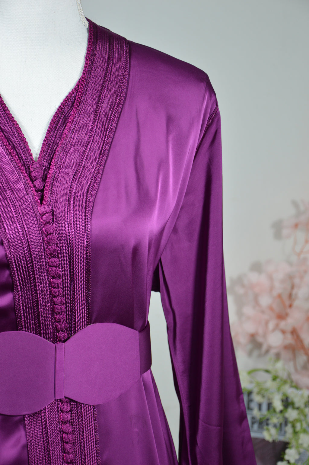 TAKCHITA SATIN PRUNE – ÉLÉGANCE RAFFINÉE