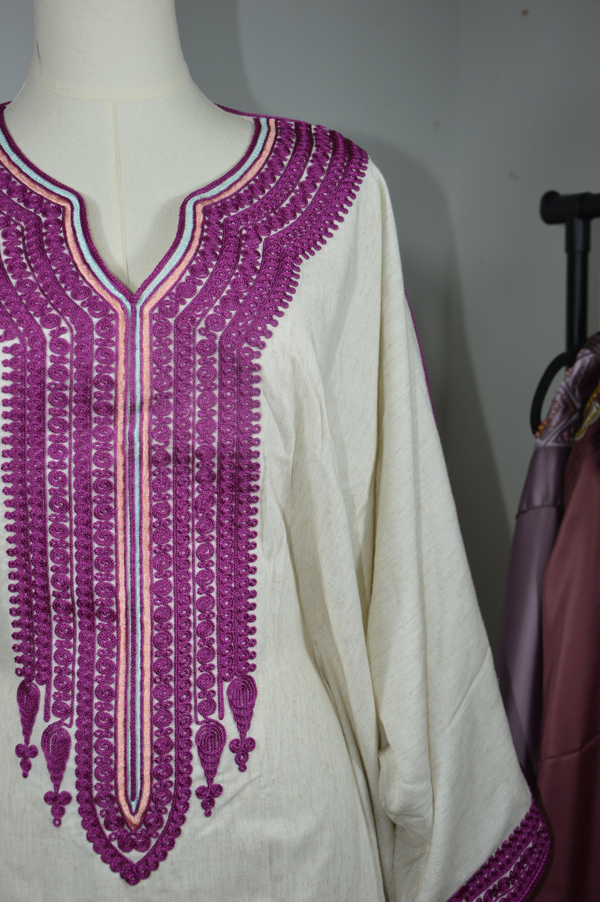 Gandoura farasha lin broderie violette marocaine - détails broderies