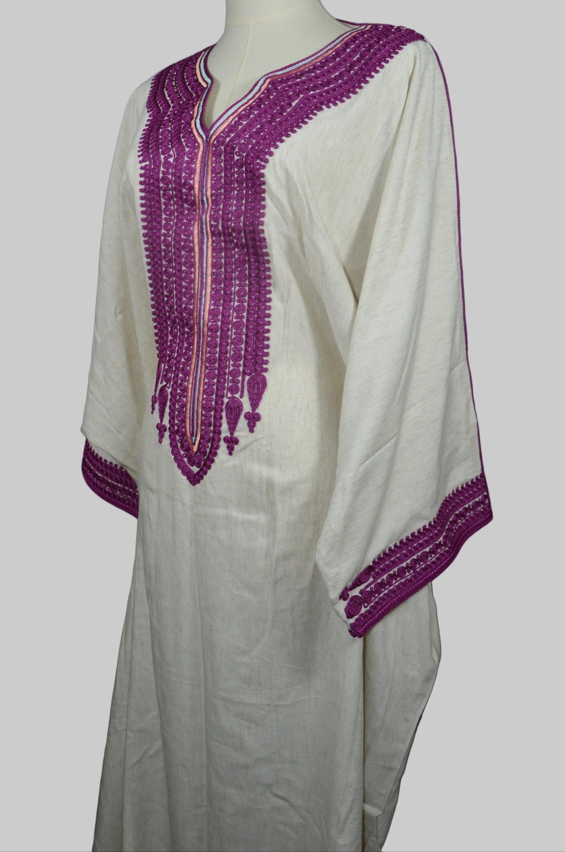 Gandoura farasha lin broderie violette marocaine - Vue de profil