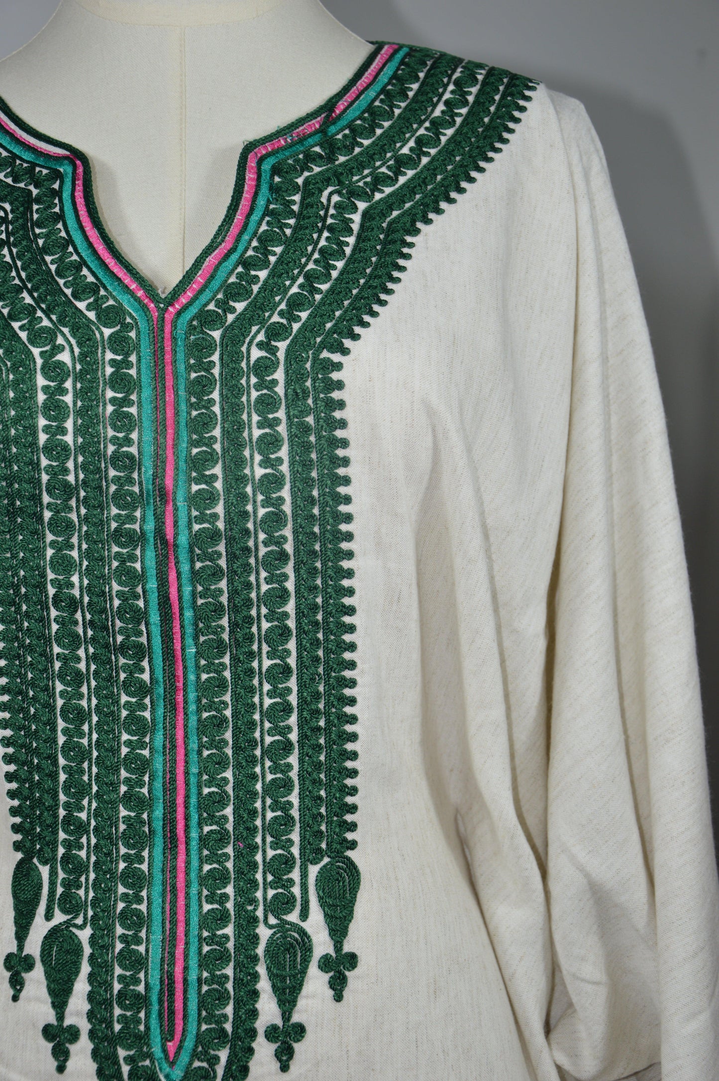 Détail finitions artisanales gandoura farasha lin - couture marocaine