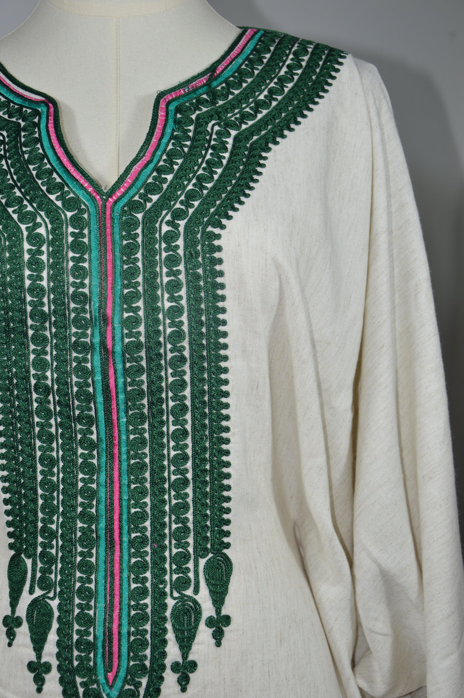 Détail finitions artisanales gandoura farasha lin - couture marocaine