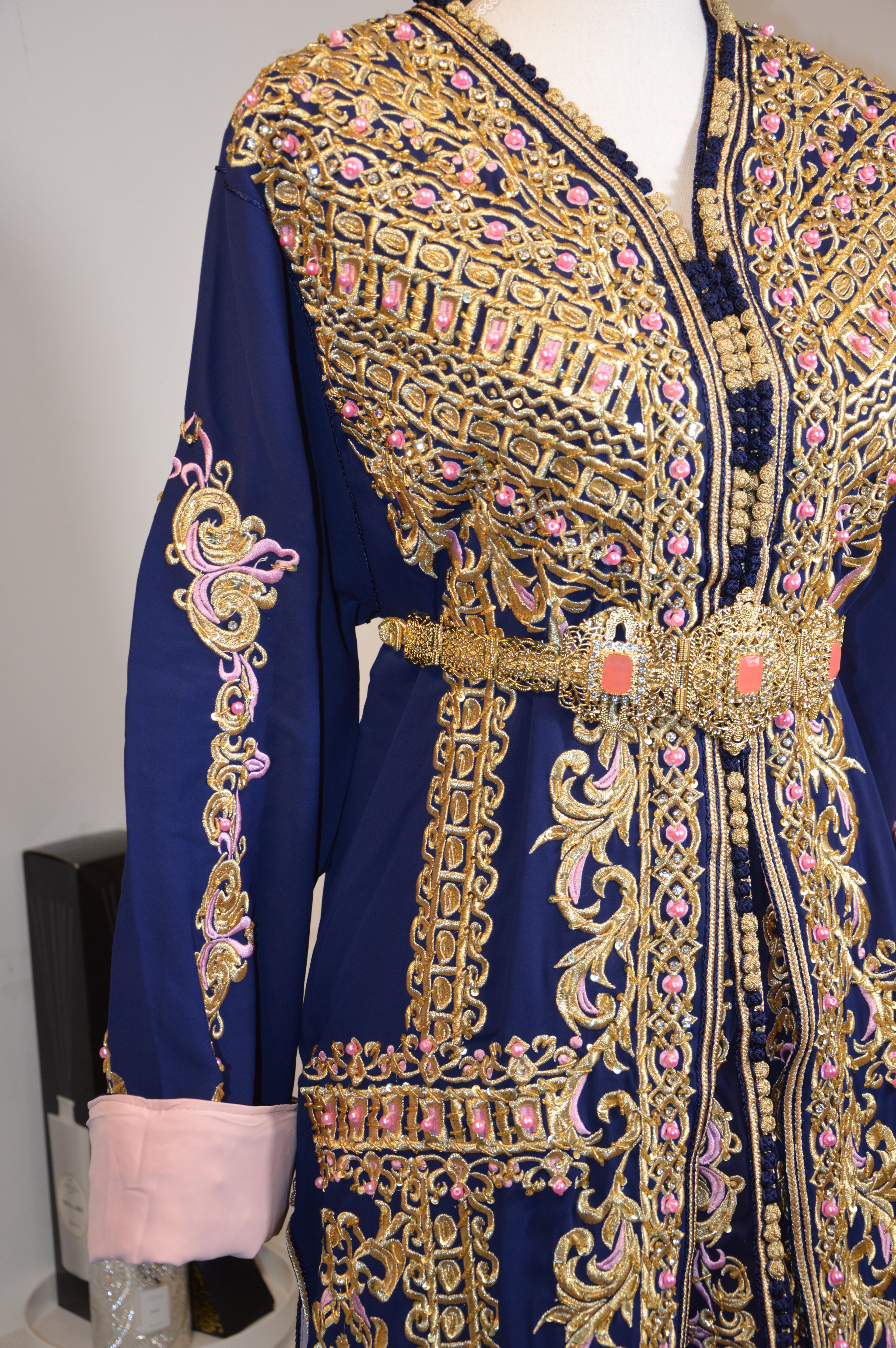 TAKCHITA ROYALE BLEU MARINE – BRODERIES DORÉES