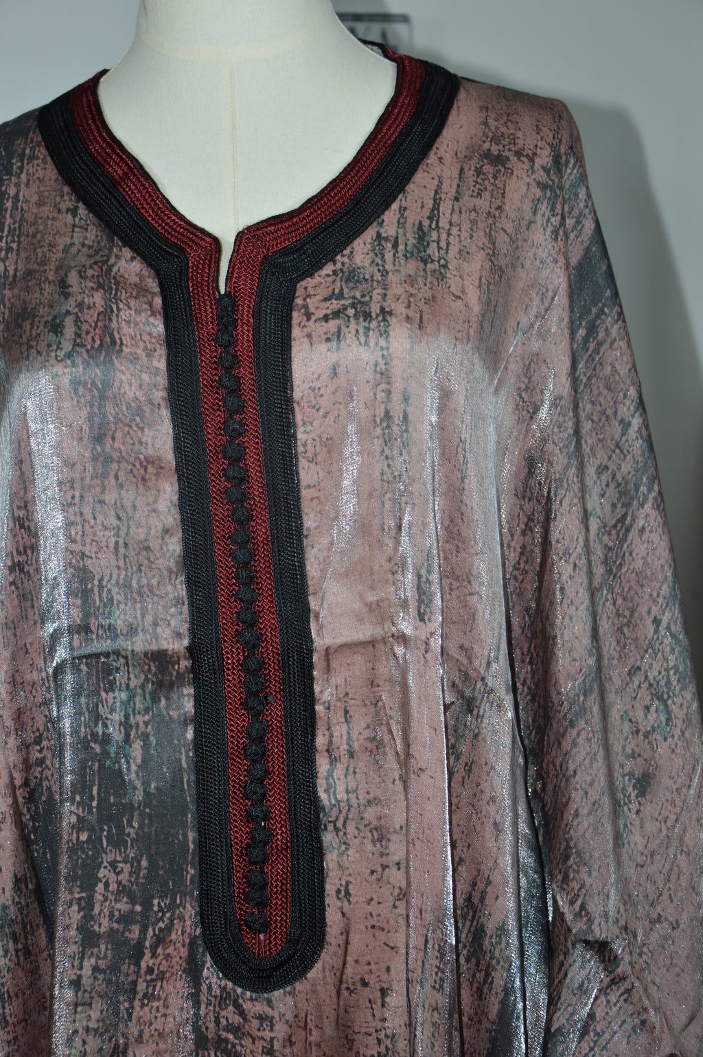 Détail crêpe satiné rose gandoura raffinée