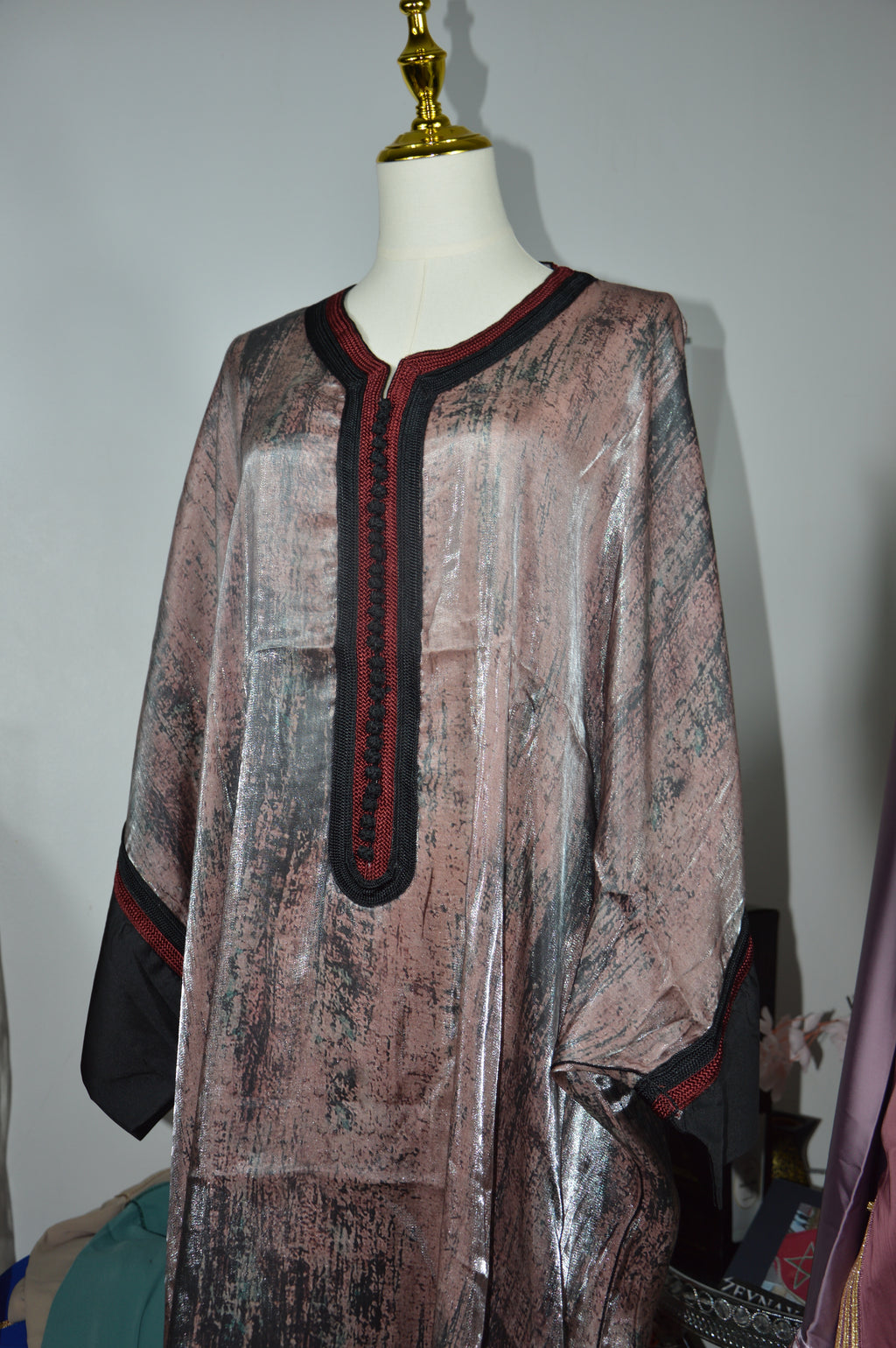 Détail crêpe satiné rose gandoura marocaine raffinée