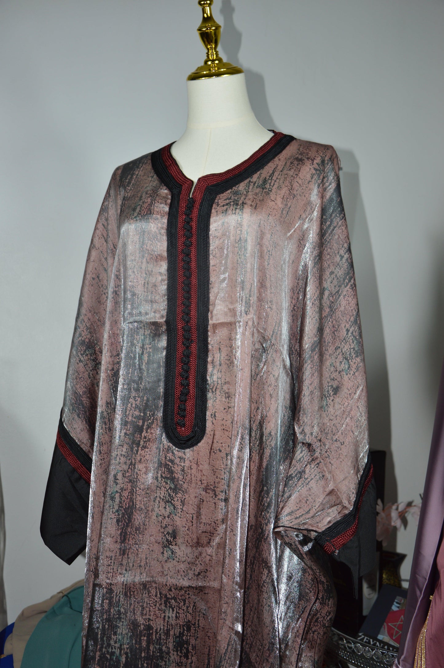 Détail crêpe satiné rose gandoura marocaine raffinée
