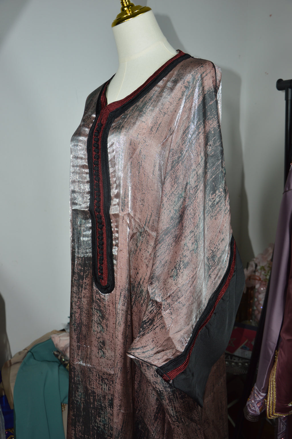 Gandoura rose en crêpe satiné vue de profil