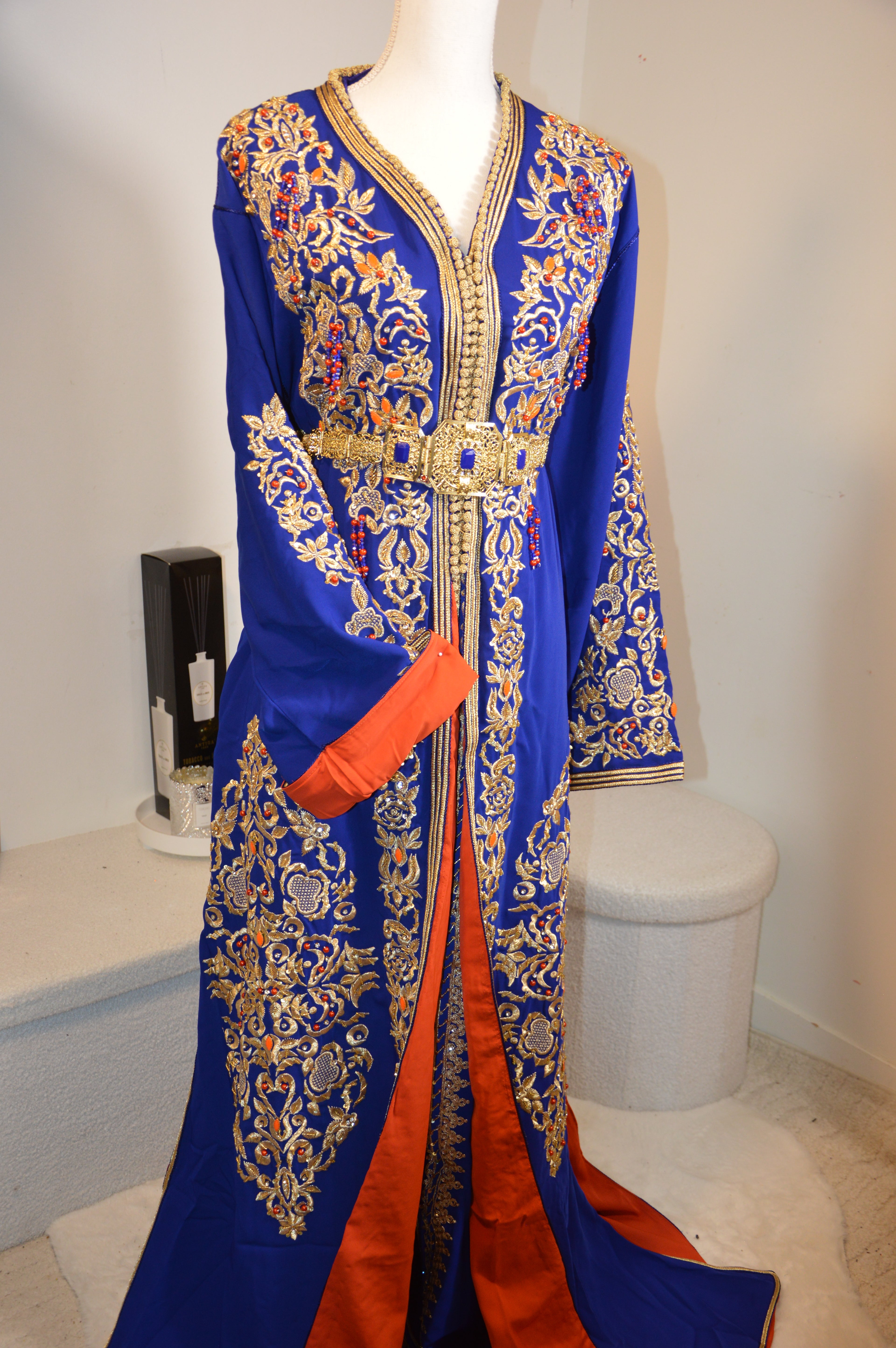 TAKCHITA ROYALE BLEU ROI & ORANGE – BRODERIES DORÉES IMPÉRIALES