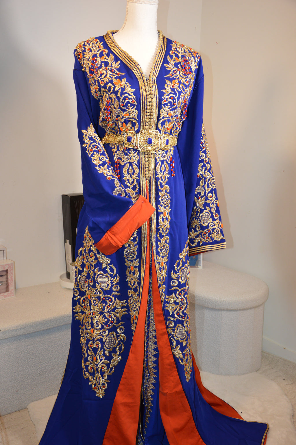 TAKCHITA ROYALE BLEU ROI & ORANGE – BRODERIES DORÉES IMPÉRIALES