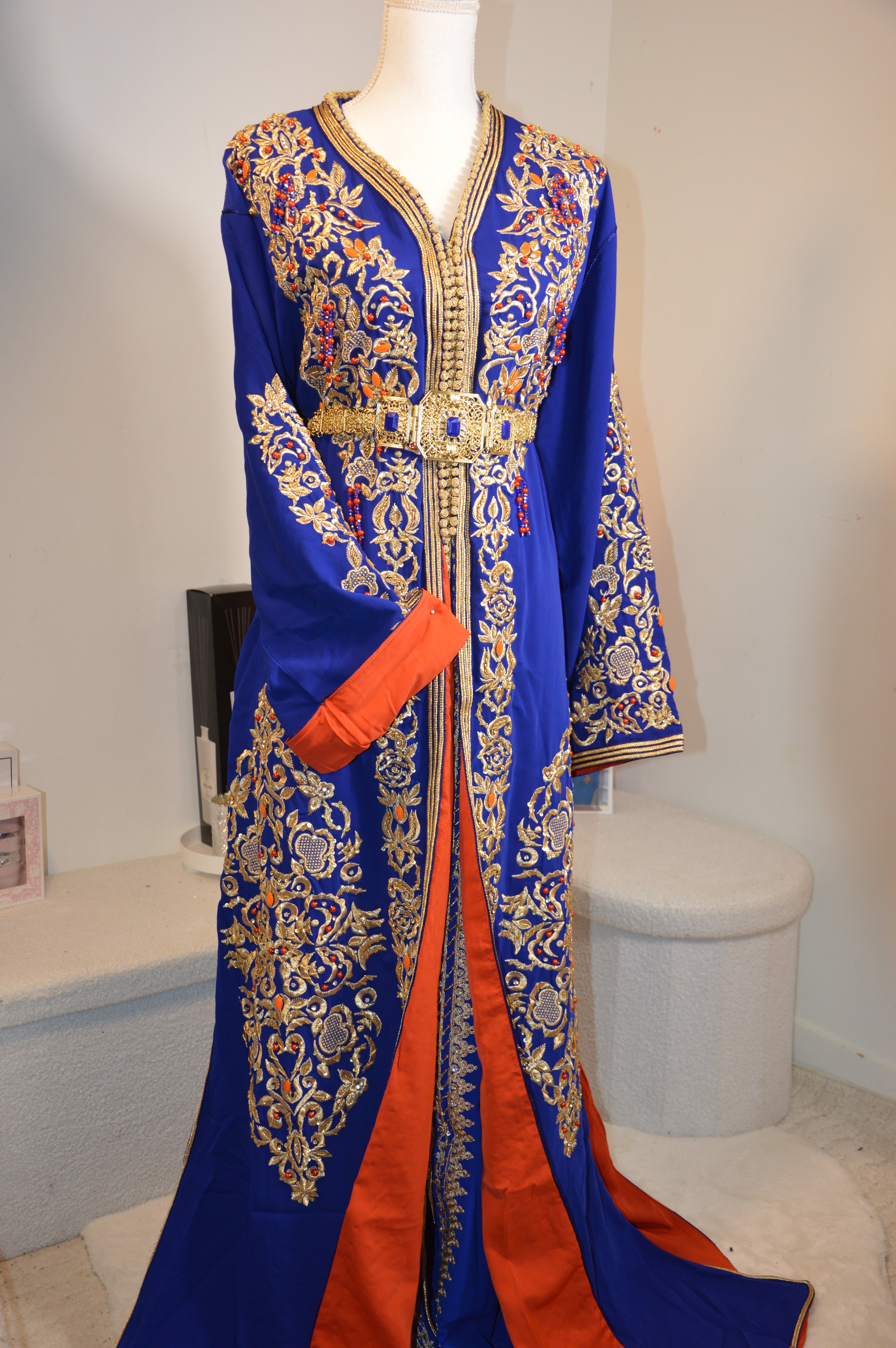 TAKCHITA ROYALE BLEU ROI & ORANGE – BRODERIES DORÉES IMPÉRIALES