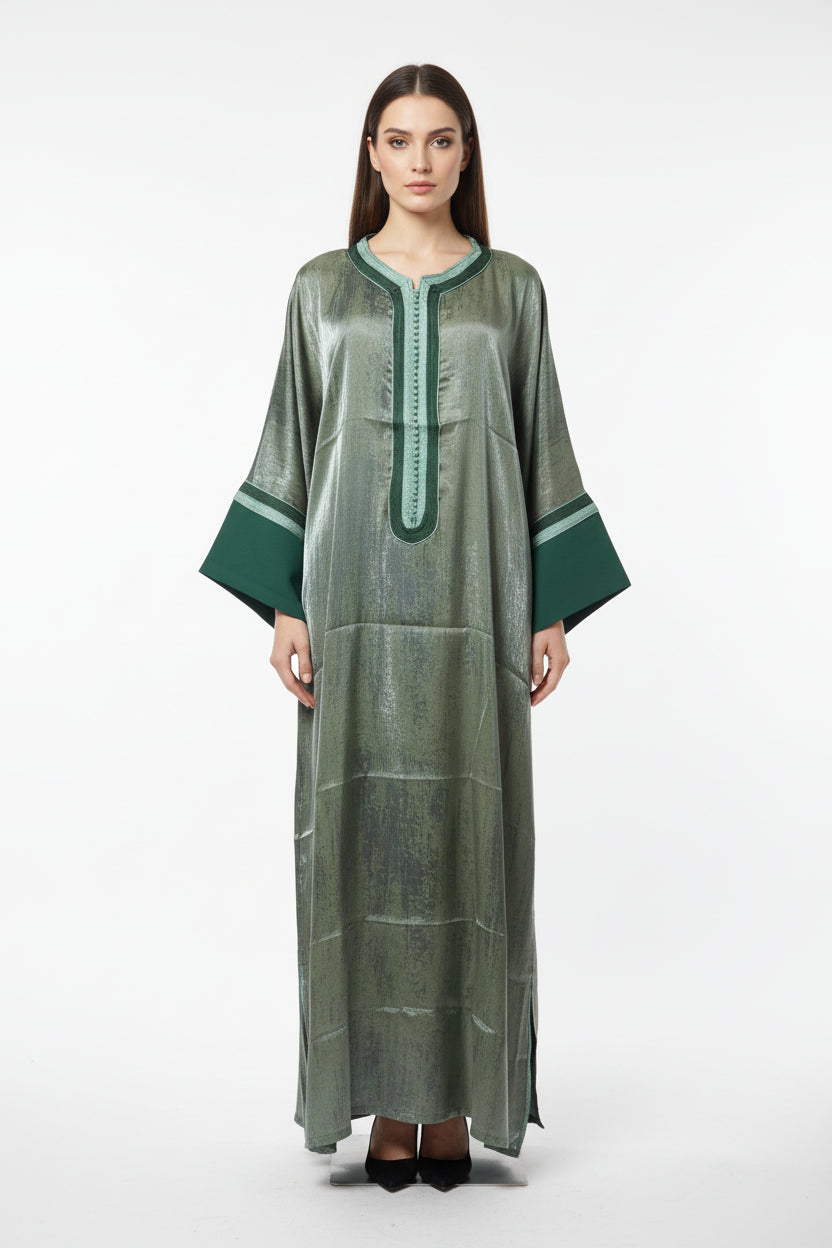 Gandoura crêpe satiné vert vue de face - Élégance marocaine ZEYNAYA