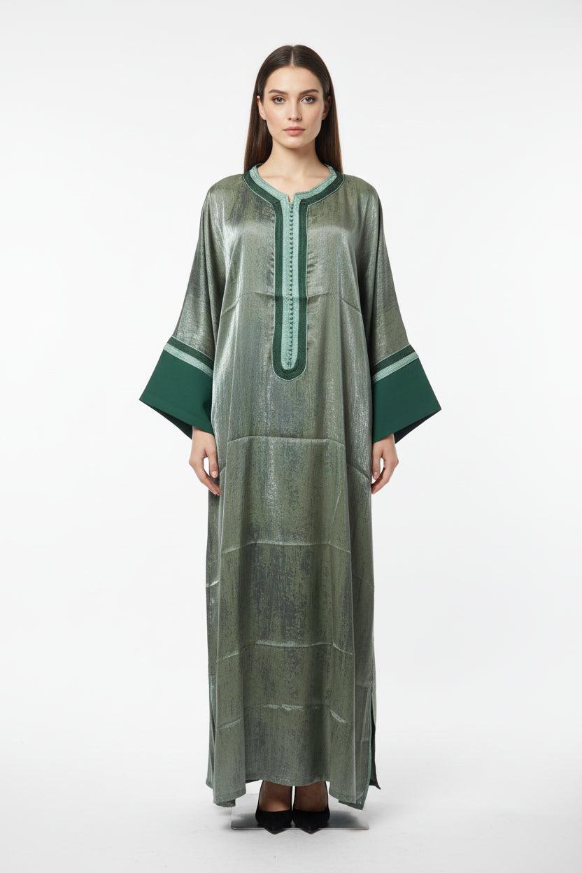 Gandoura crêpe satiné vert vue de face - Élégance marocaine ZEYNAYA