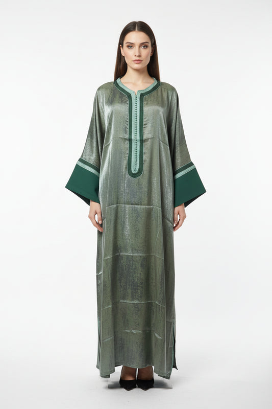 Gandoura crêpe satiné vert vue de face - Élégance marocaine ZEYNAYA
