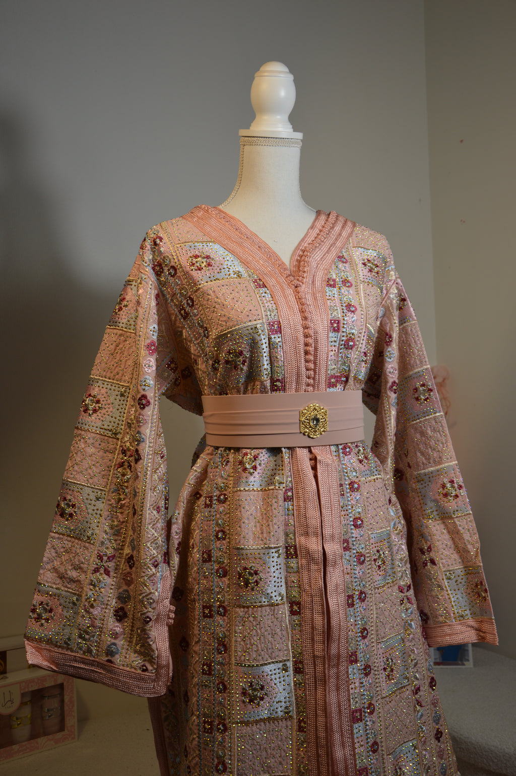 TAKCHITA SARI SCINTILLANTE ROSE POUDRÉ – ÉCLAT & DOUCEUR