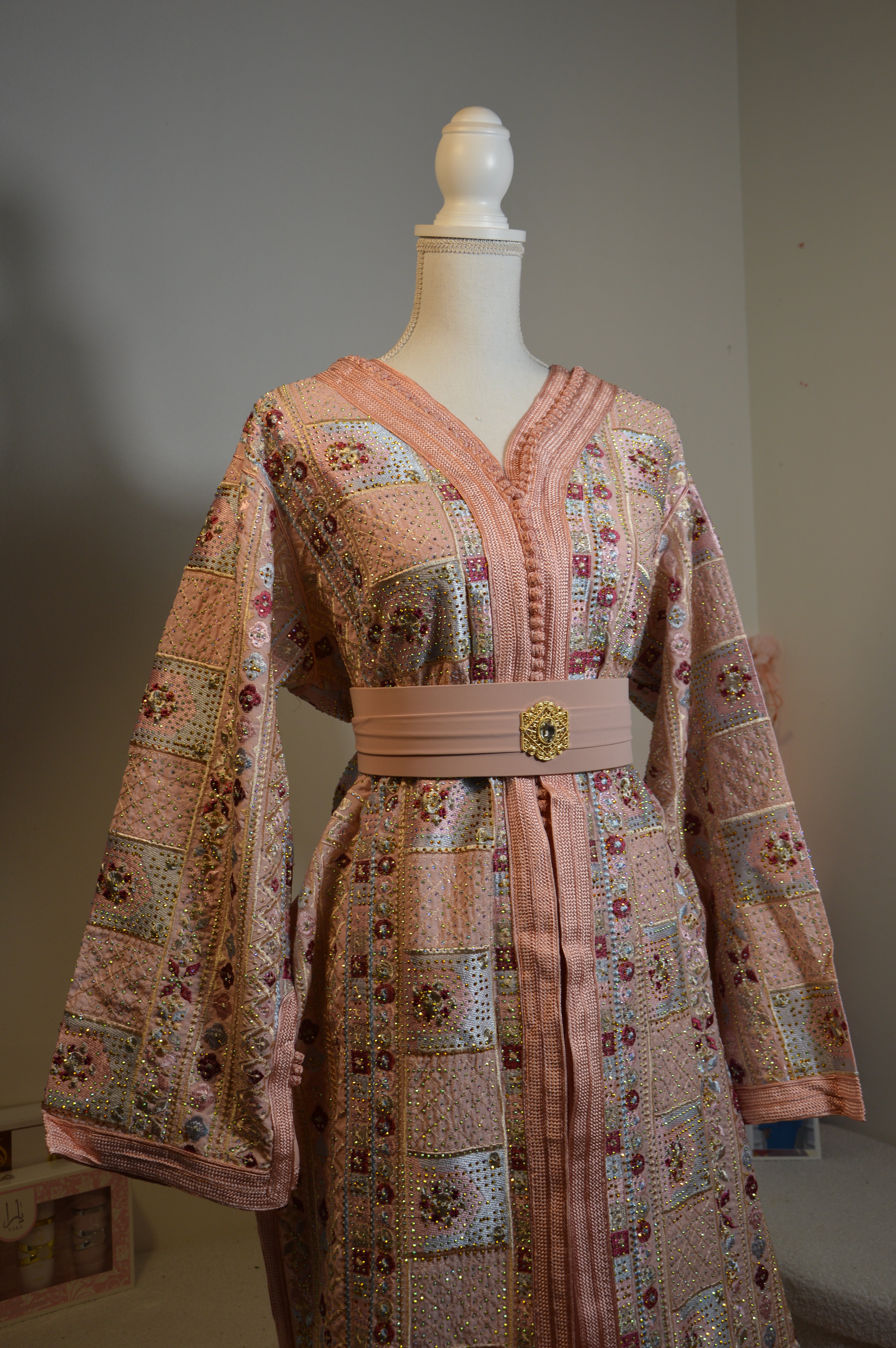 TAKCHITA SARI SCINTILLANTE ROSE POUDRÉ – ÉCLAT & DOUCEUR