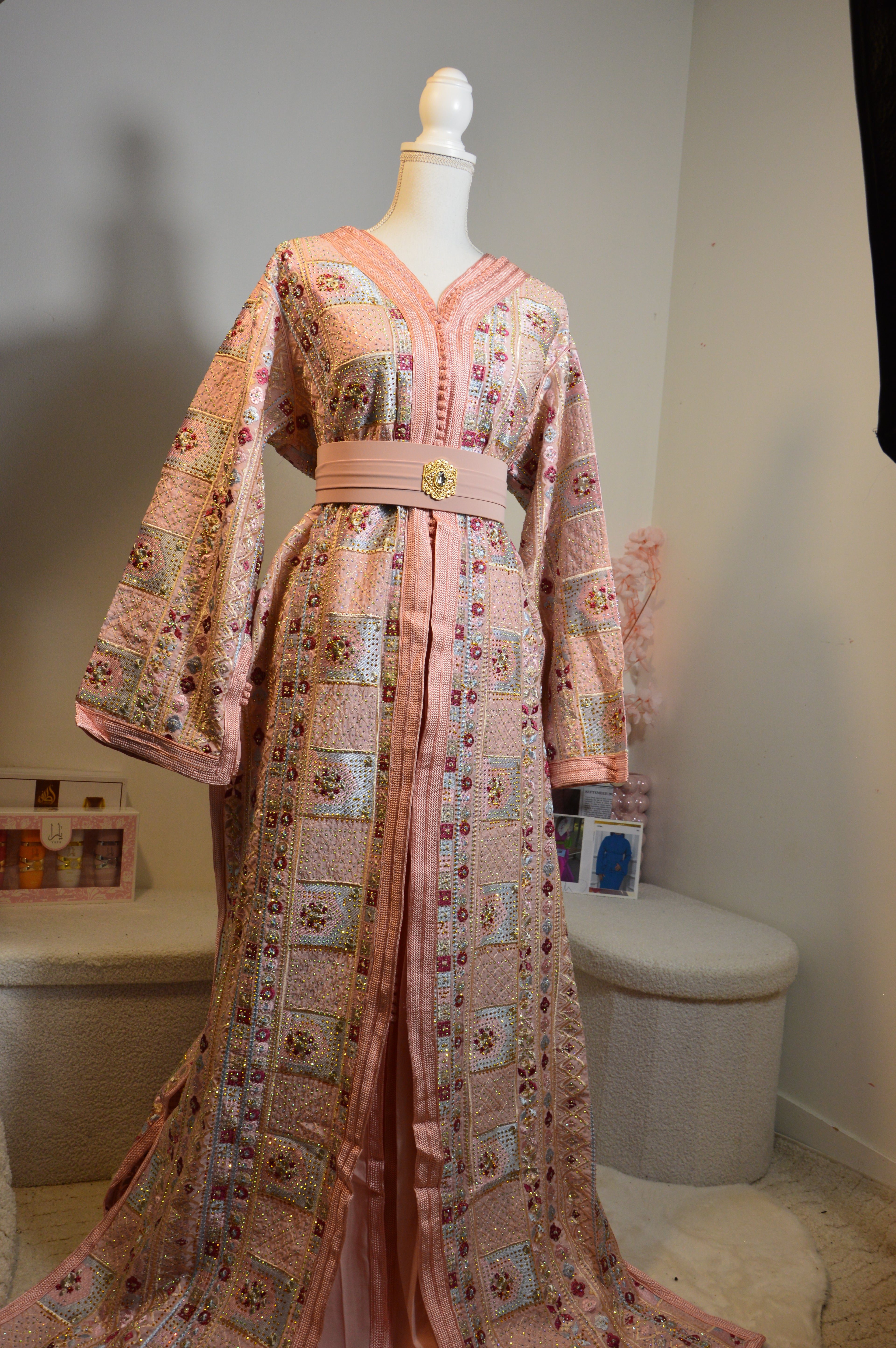 TAKCHITA SARI SCINTILLANTE ROSE POUDRÉ – ÉCLAT & DOUCEUR