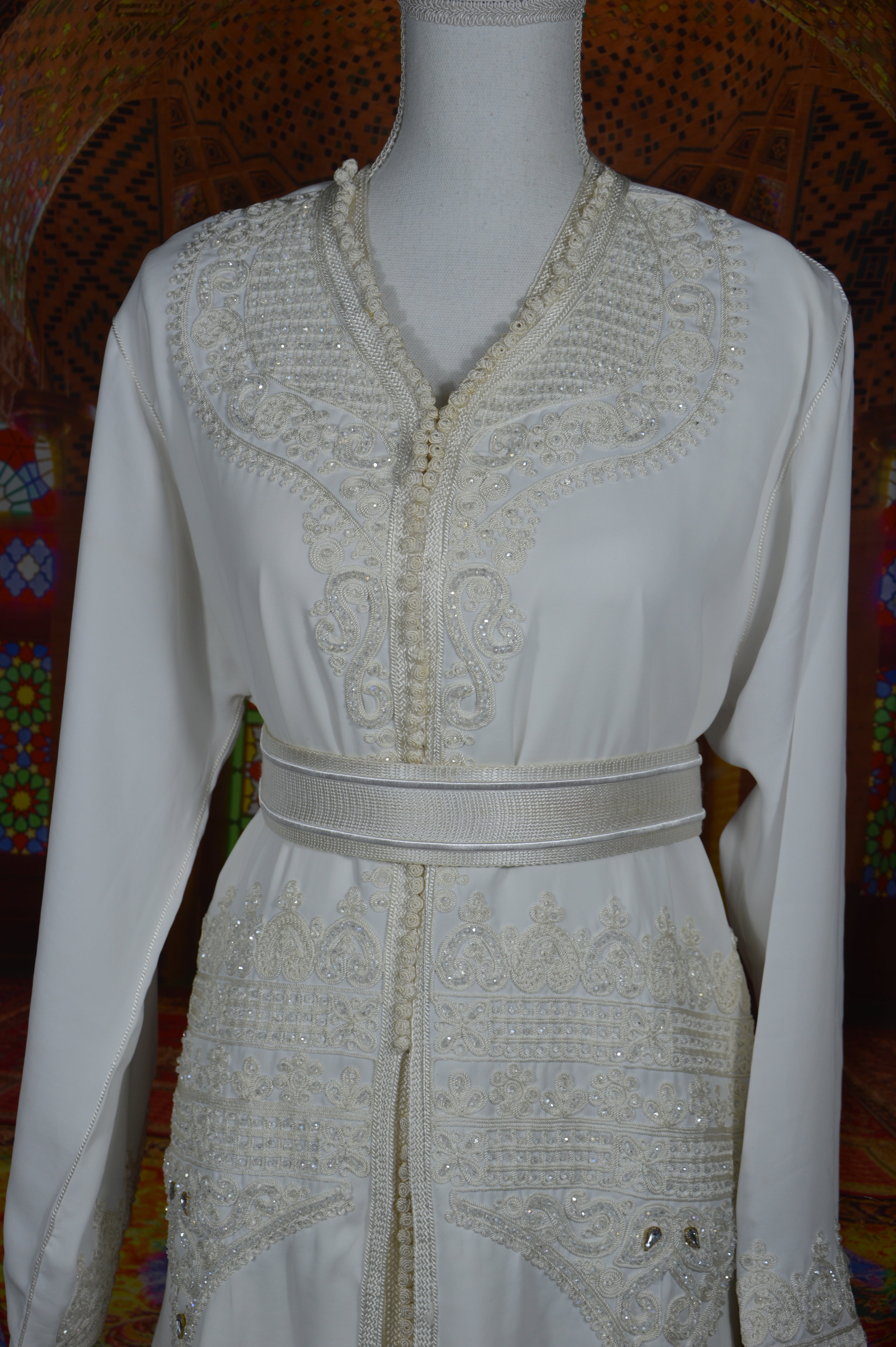 Takchita Blanche Royale Brodée et Chargée - Caftan Luxe