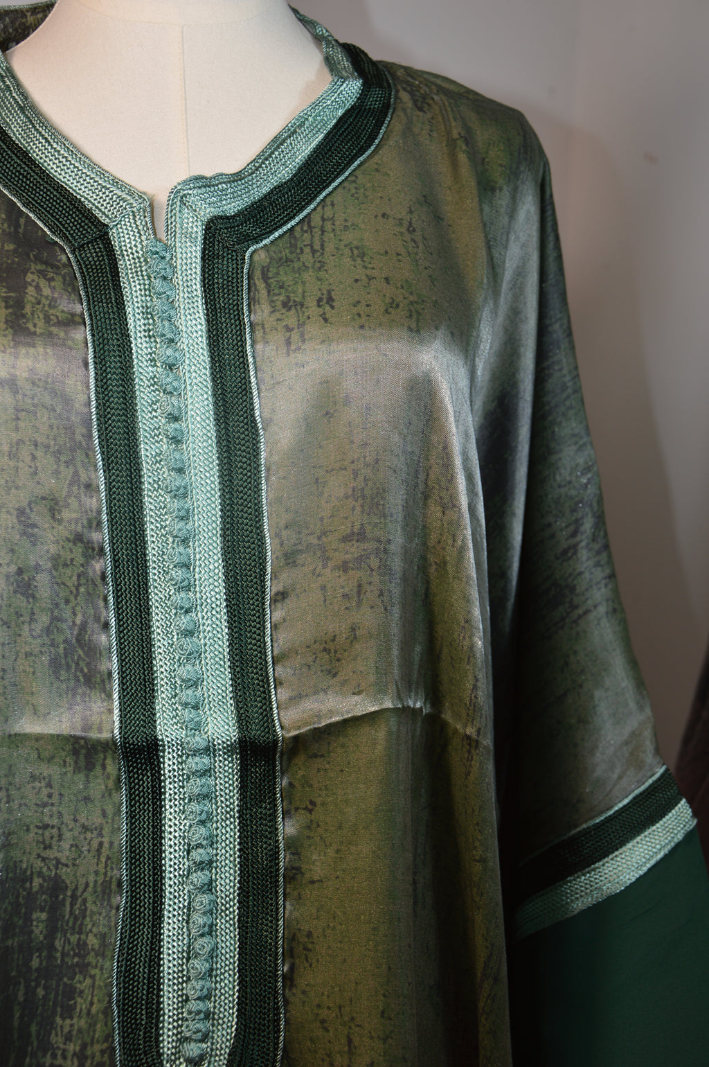 Détail crêpe satiné vert gandoura marocaine raffinée