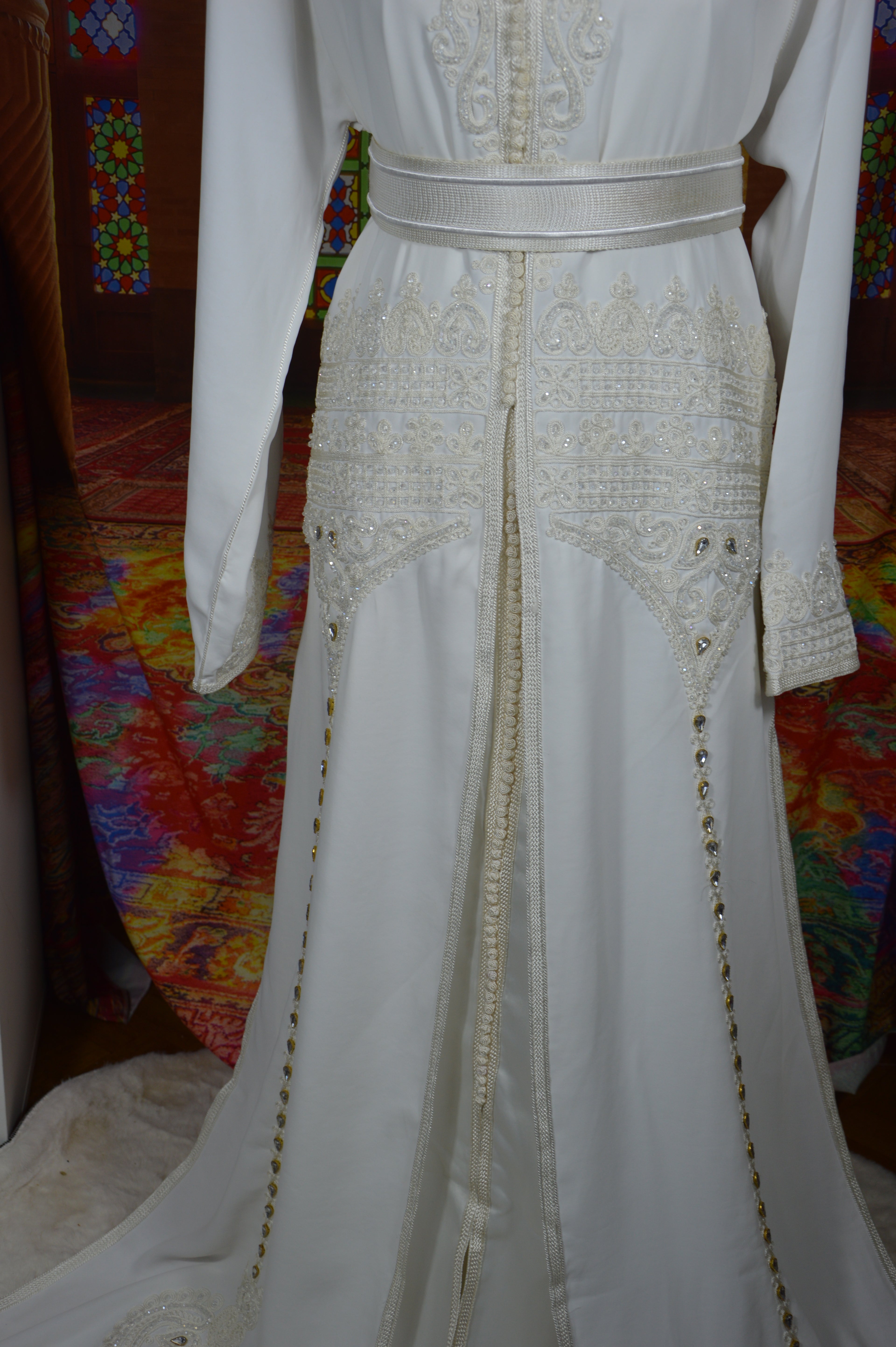 Takchita Blanche Royale Brodée et Chargée - Caftan Luxe