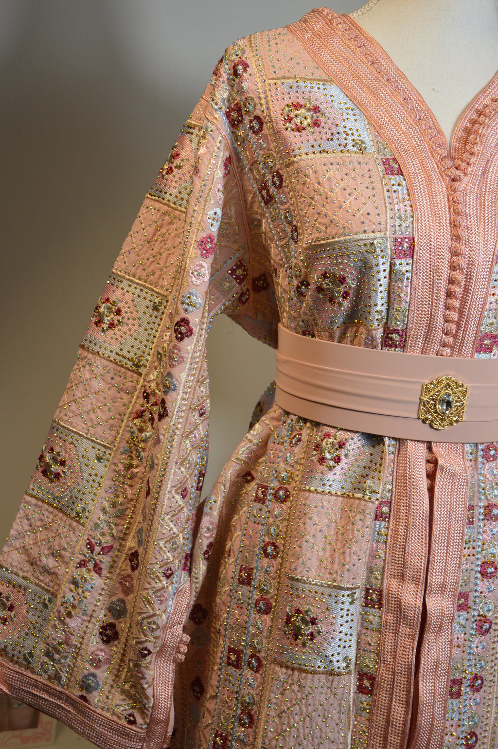 TAKCHITA SARI SCINTILLANTE ROSE POUDRÉ – ÉCLAT & DOUCEUR