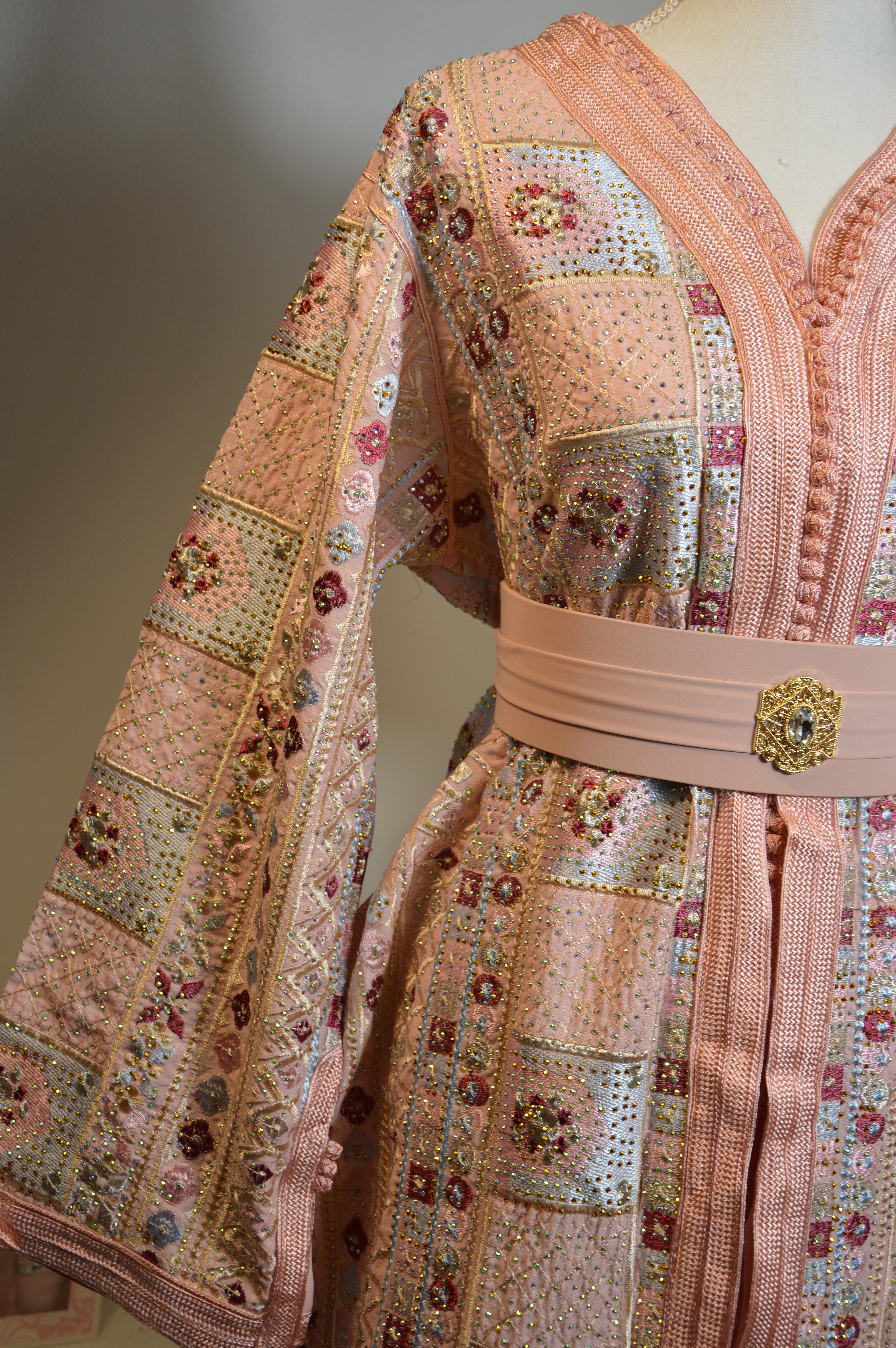 TAKCHITA SARI SCINTILLANTE ROSE POUDRÉ – ÉCLAT & DOUCEUR