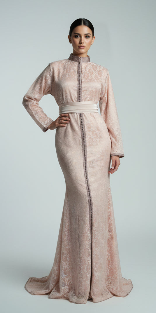 Caftan marocain sirène dentelle rose porté - ZEYNAYA PRESTIGE
