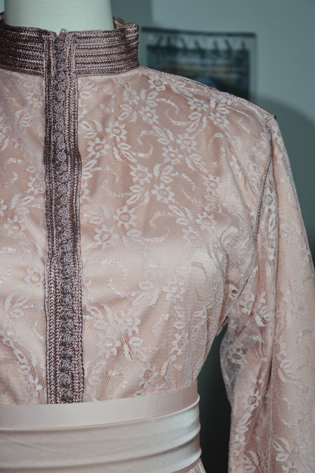 Détail dentelle rose caftan sirène luxe marocain